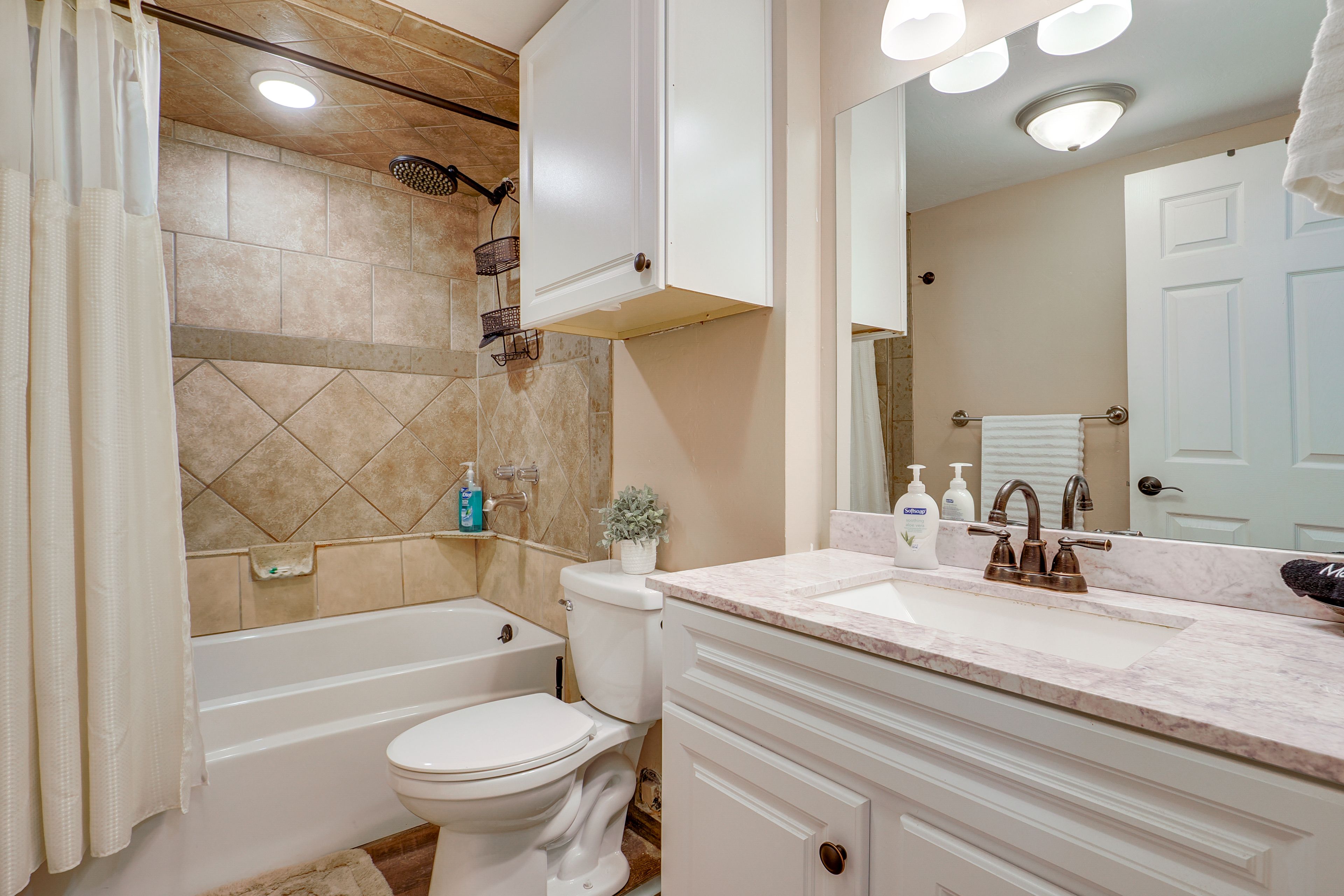 Full Bathroom | Towels & Linens Provided
