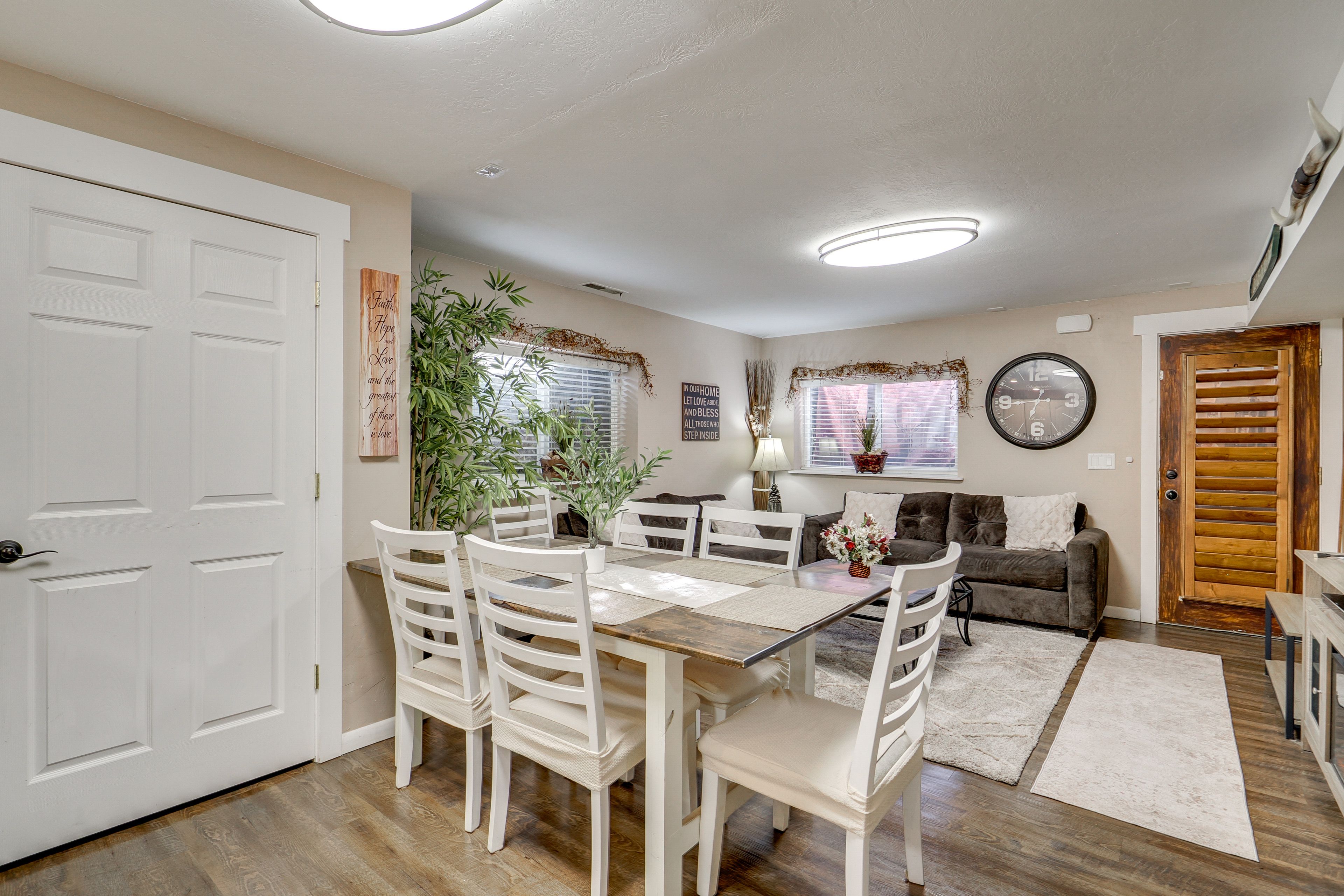 Dining Area | Dishes & Flatware Provided