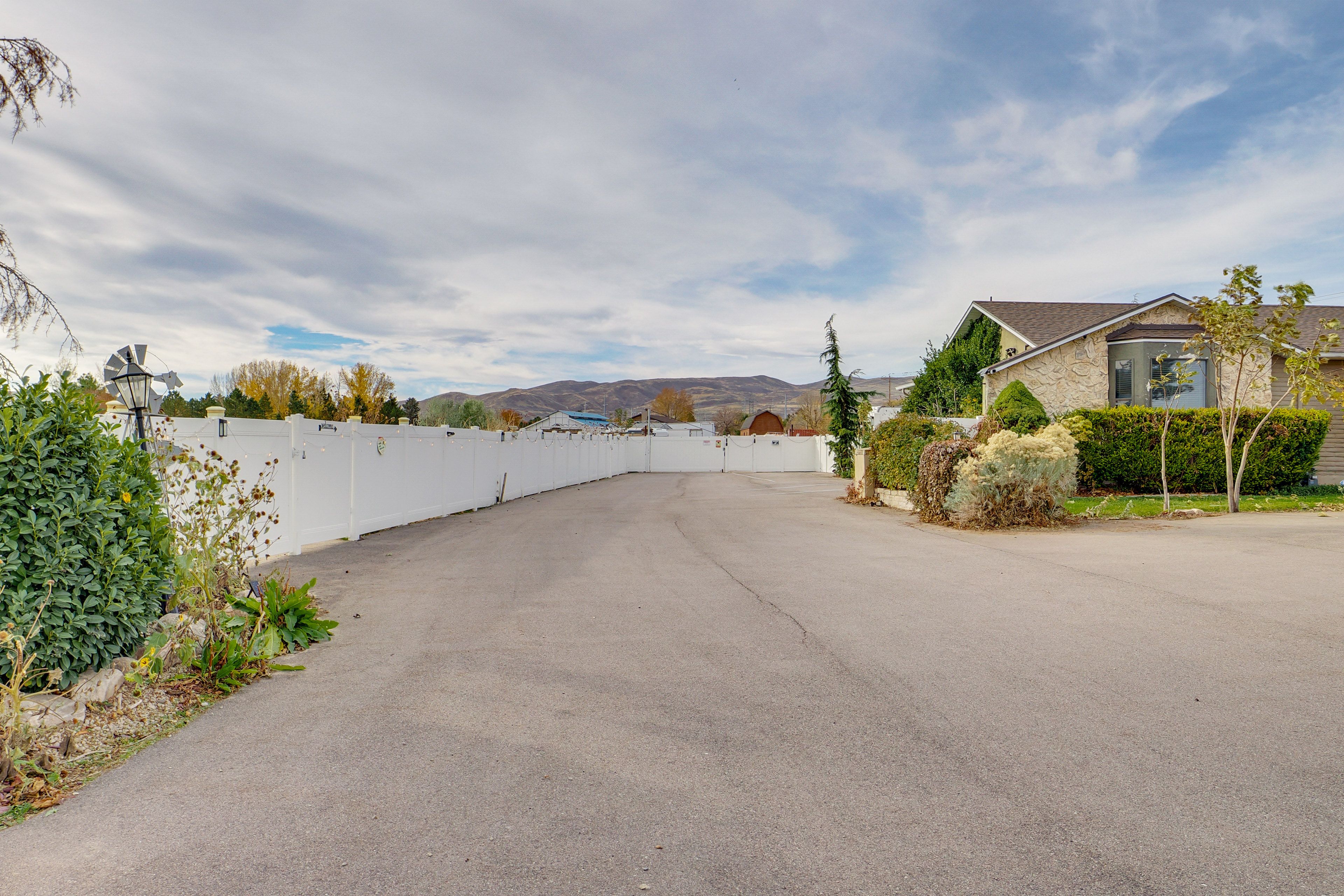 Parking | Driveway (3 Vehicles)