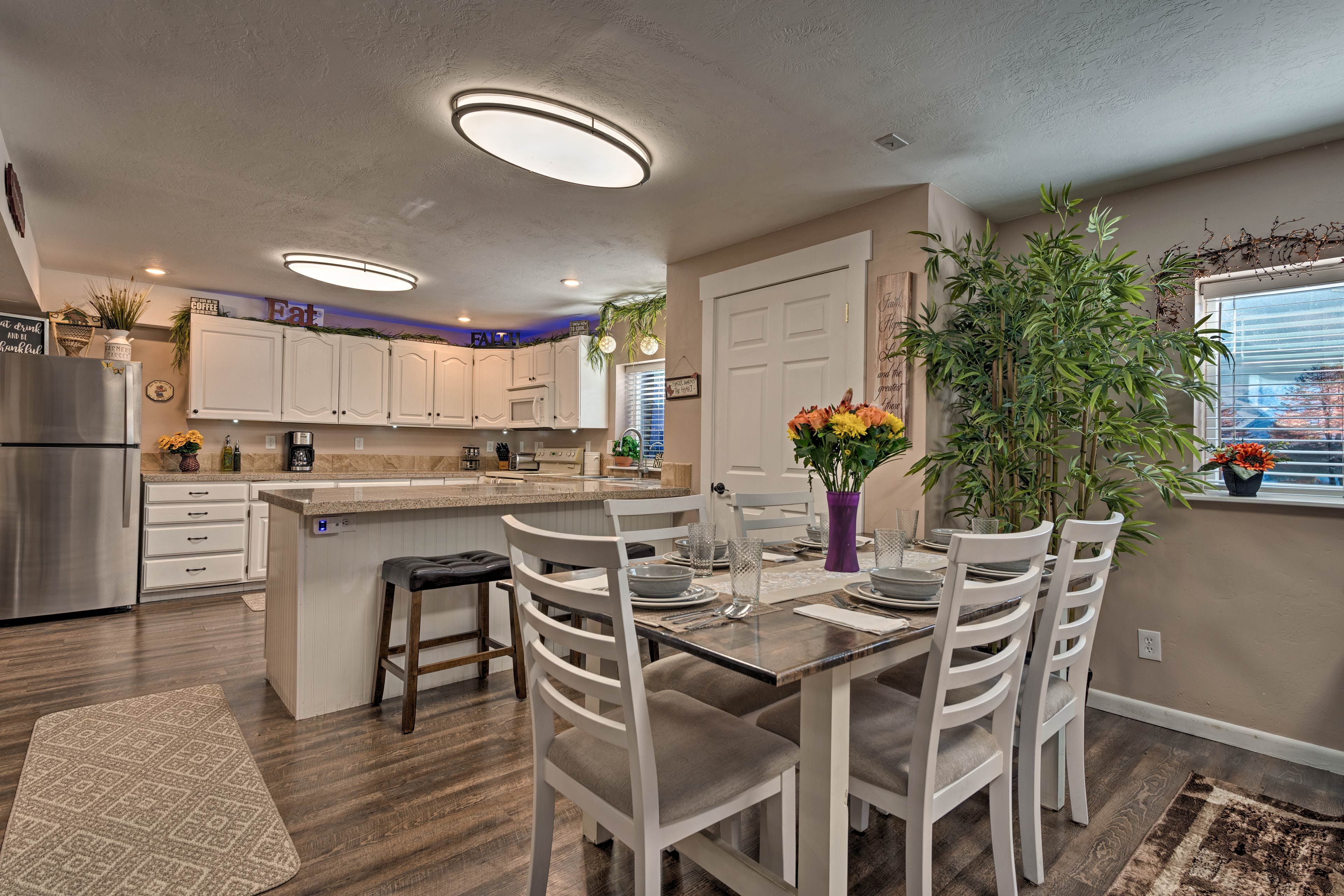 Dining Area | Dishes & Flatware Provided