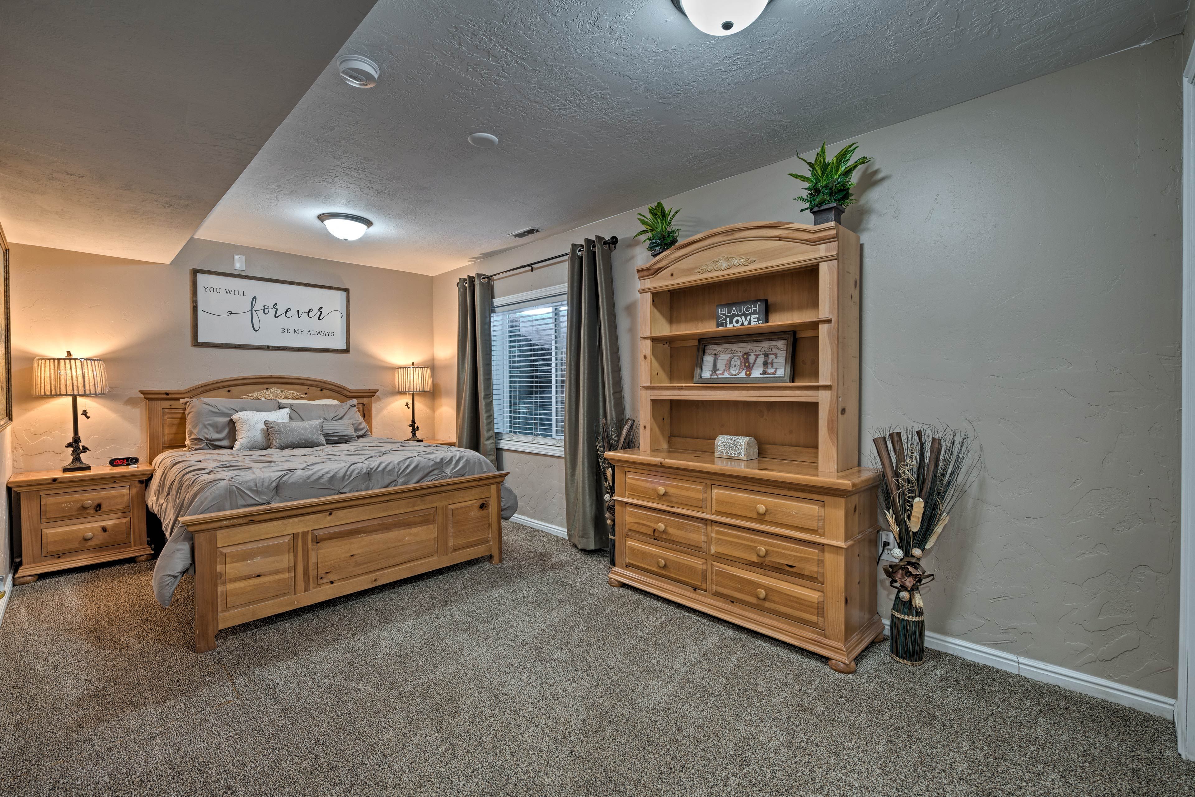 Bedroom 1 | Queen Bed