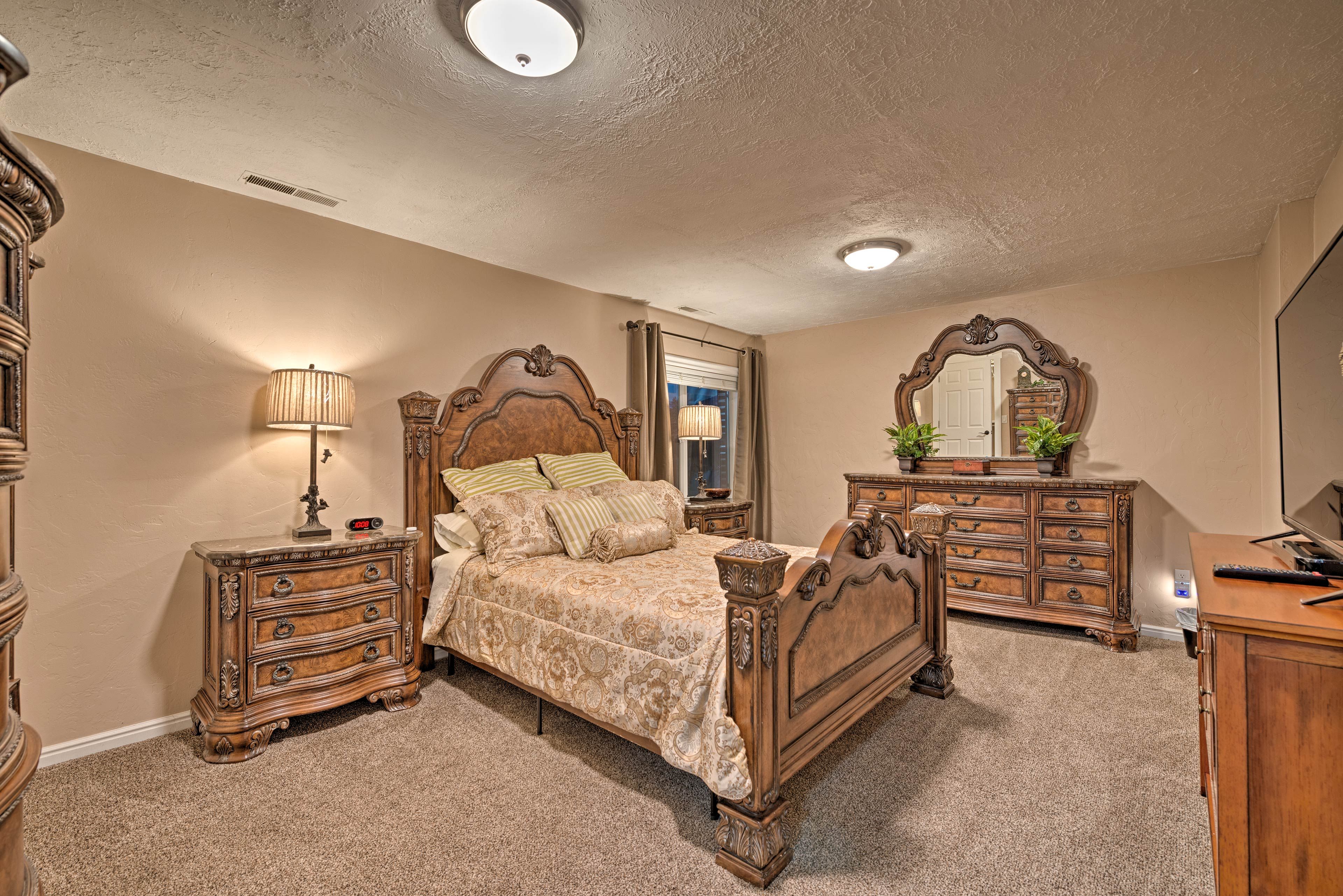 Bedroom 2 | Queen Bed