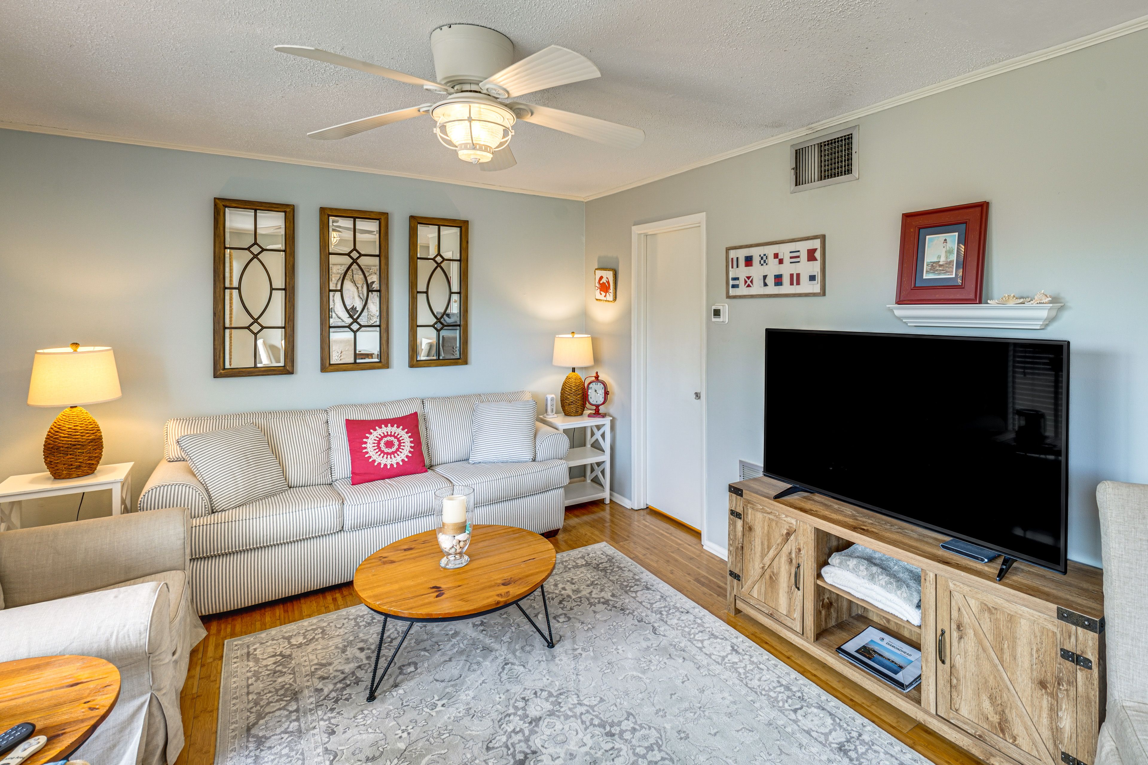 Living Room | Sleeper Sofa | Smart TV | Single-Story Unit