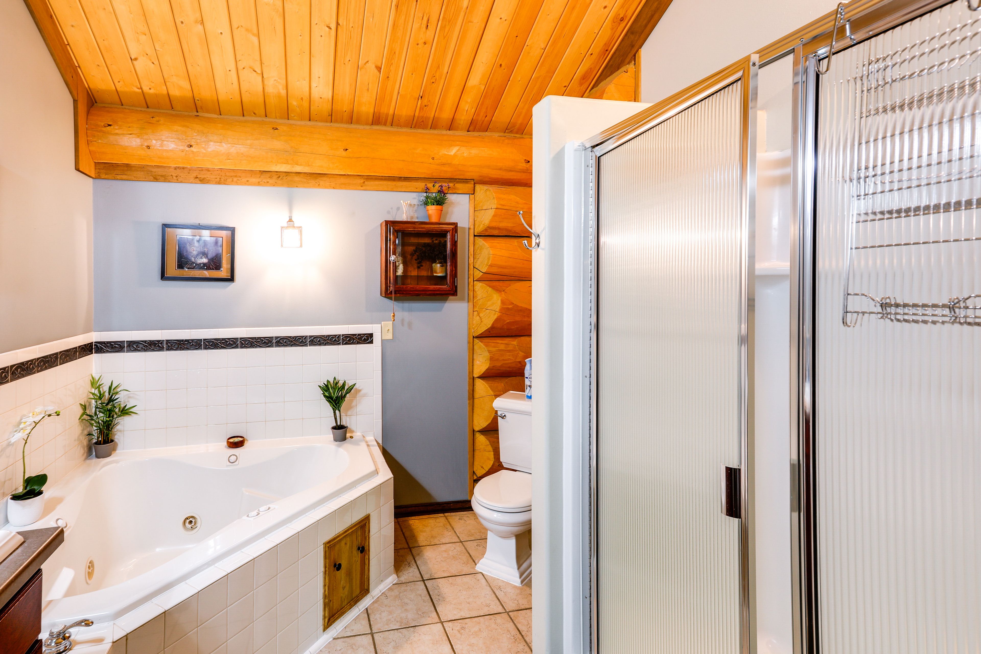 Full Bathroom | Linens & Towels | Jetted Tub