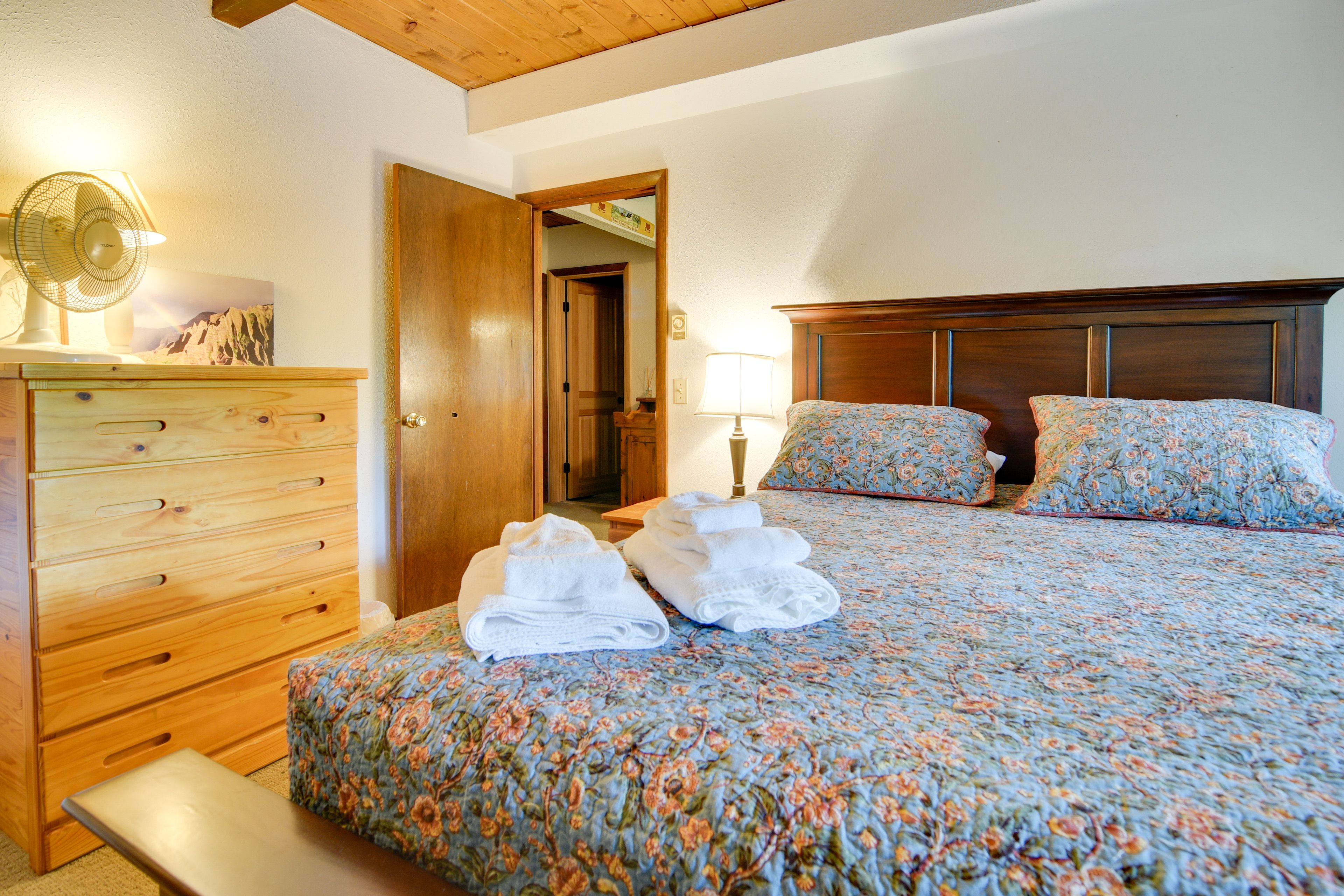 Bedroom 1 | Queen Bed