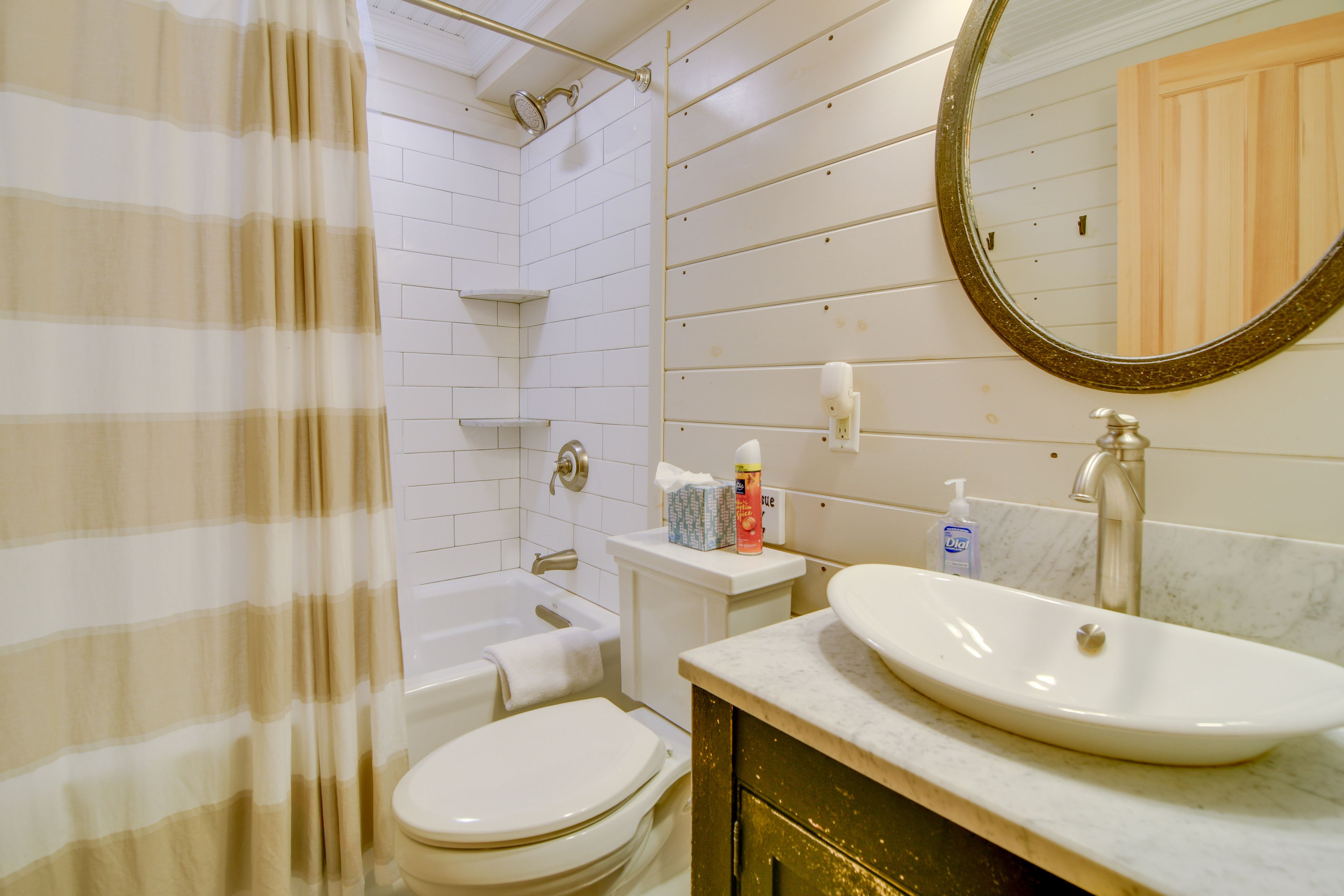 Full Bathroom | Towels & Linens Provided