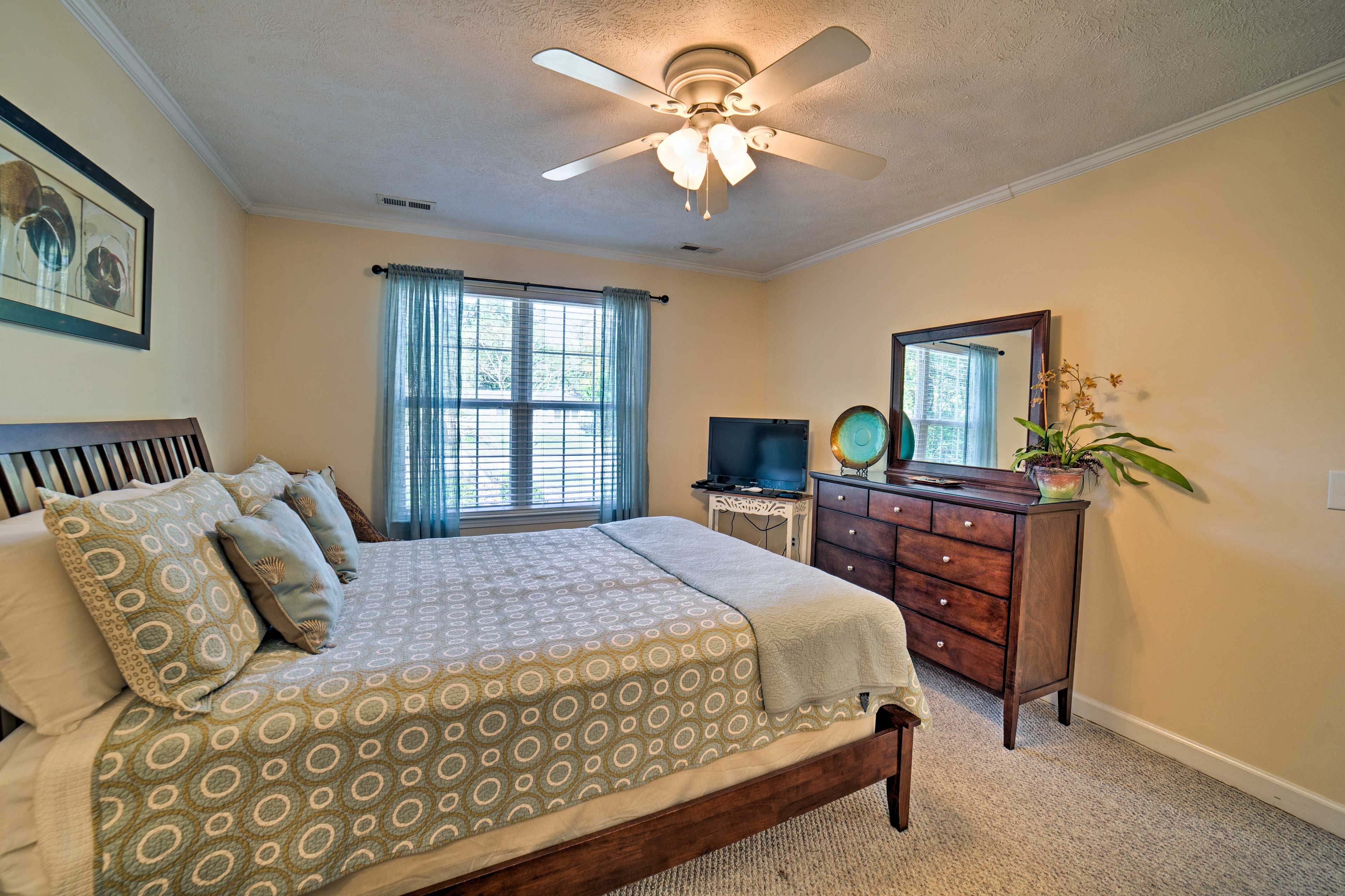 Bedroom 1 | Queen Bed | En-Suite Bathroom