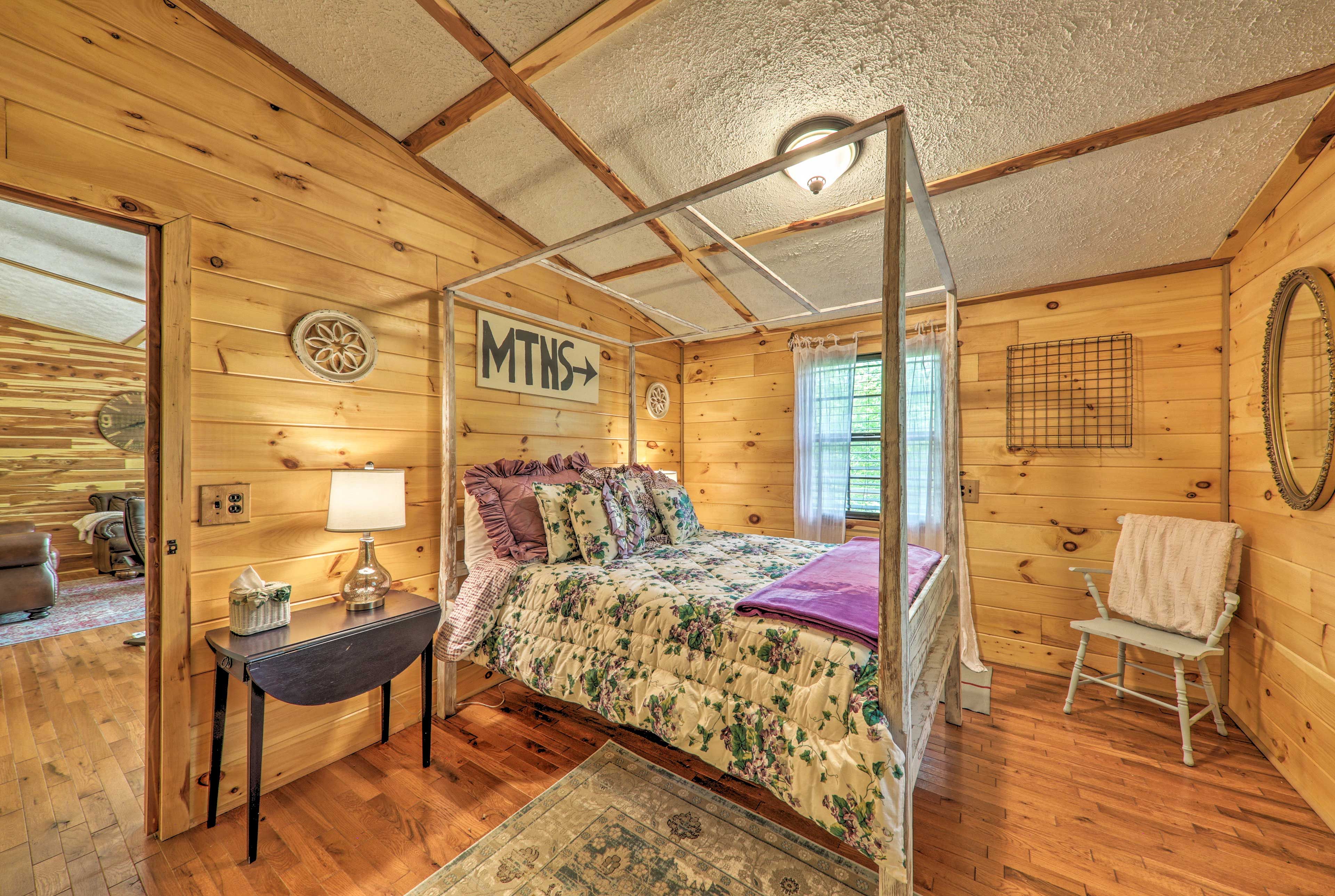 Bedroom 1 | Queen Bed