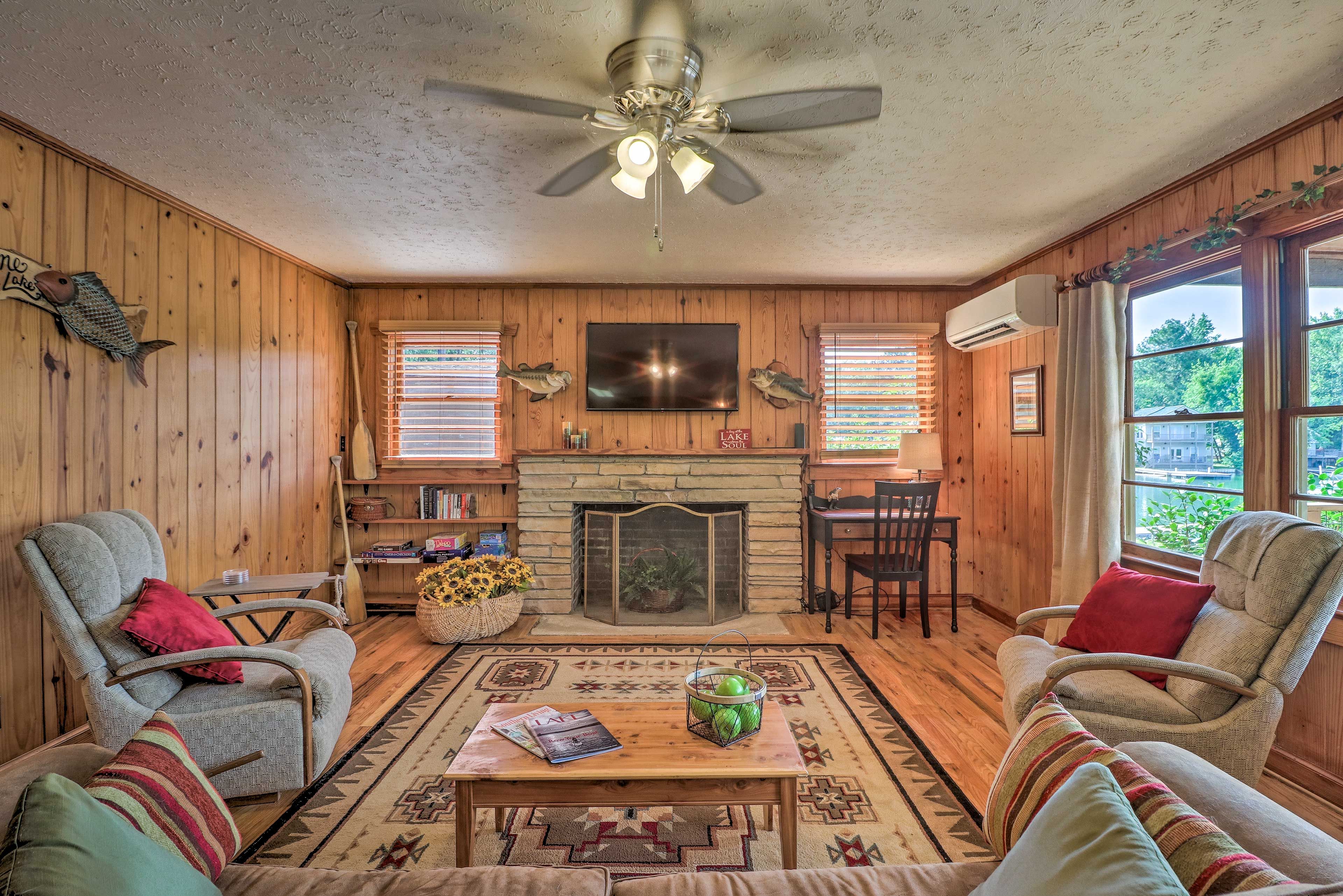 Living Room | Free WiFi | Cable TV | Sleeper Sofa | A/C