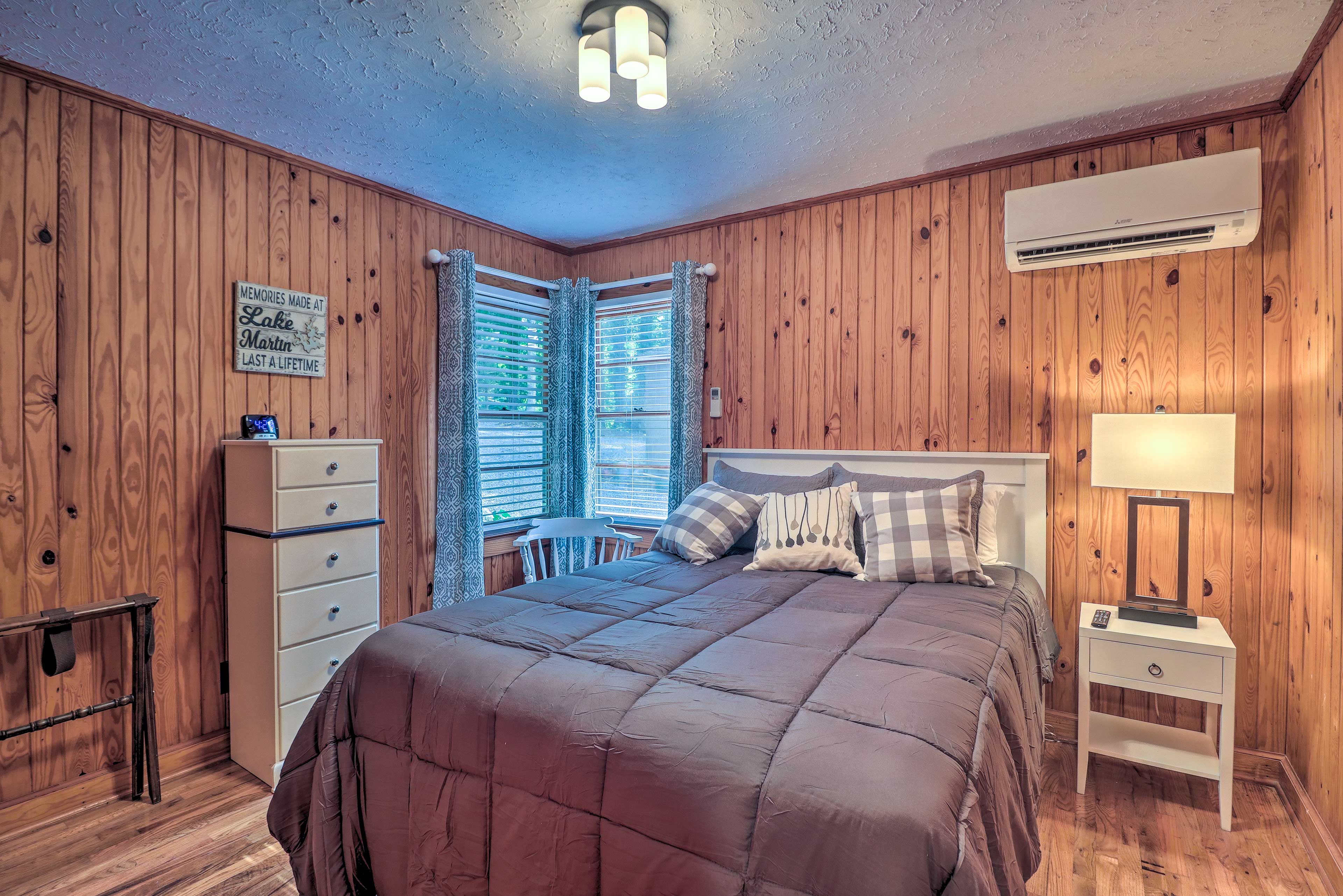 Bedroom 1 | Queen Bed | Linens Provided