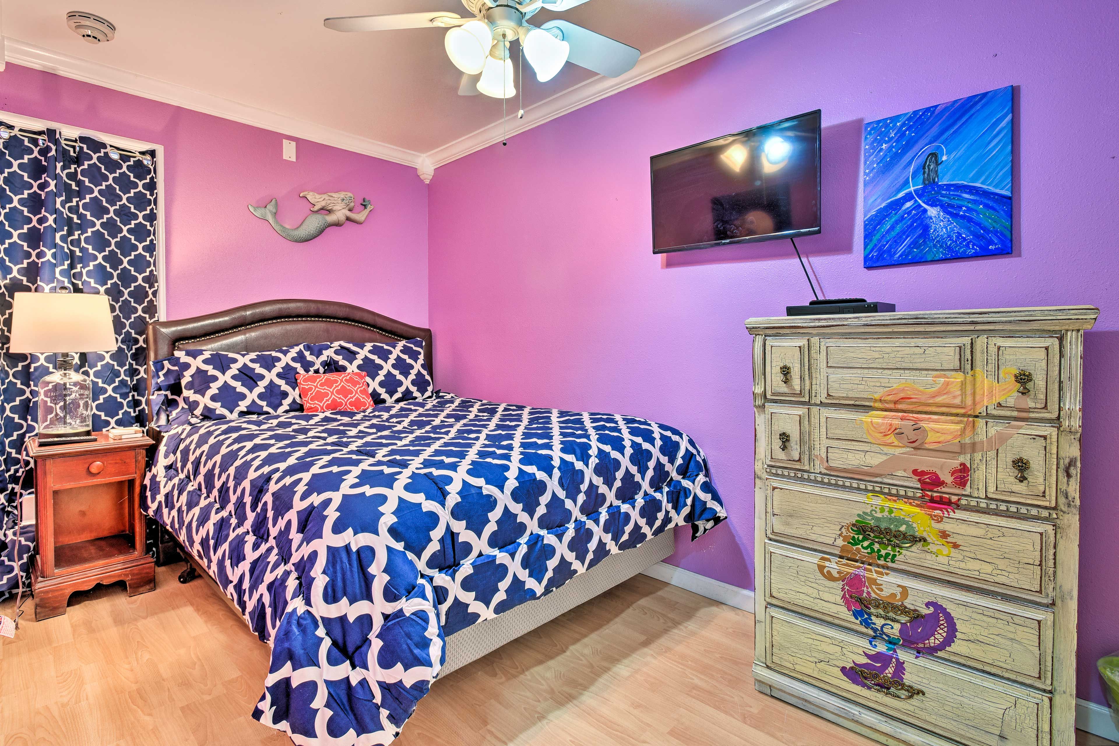 Bedroom | Queen Bed | Linens Provided