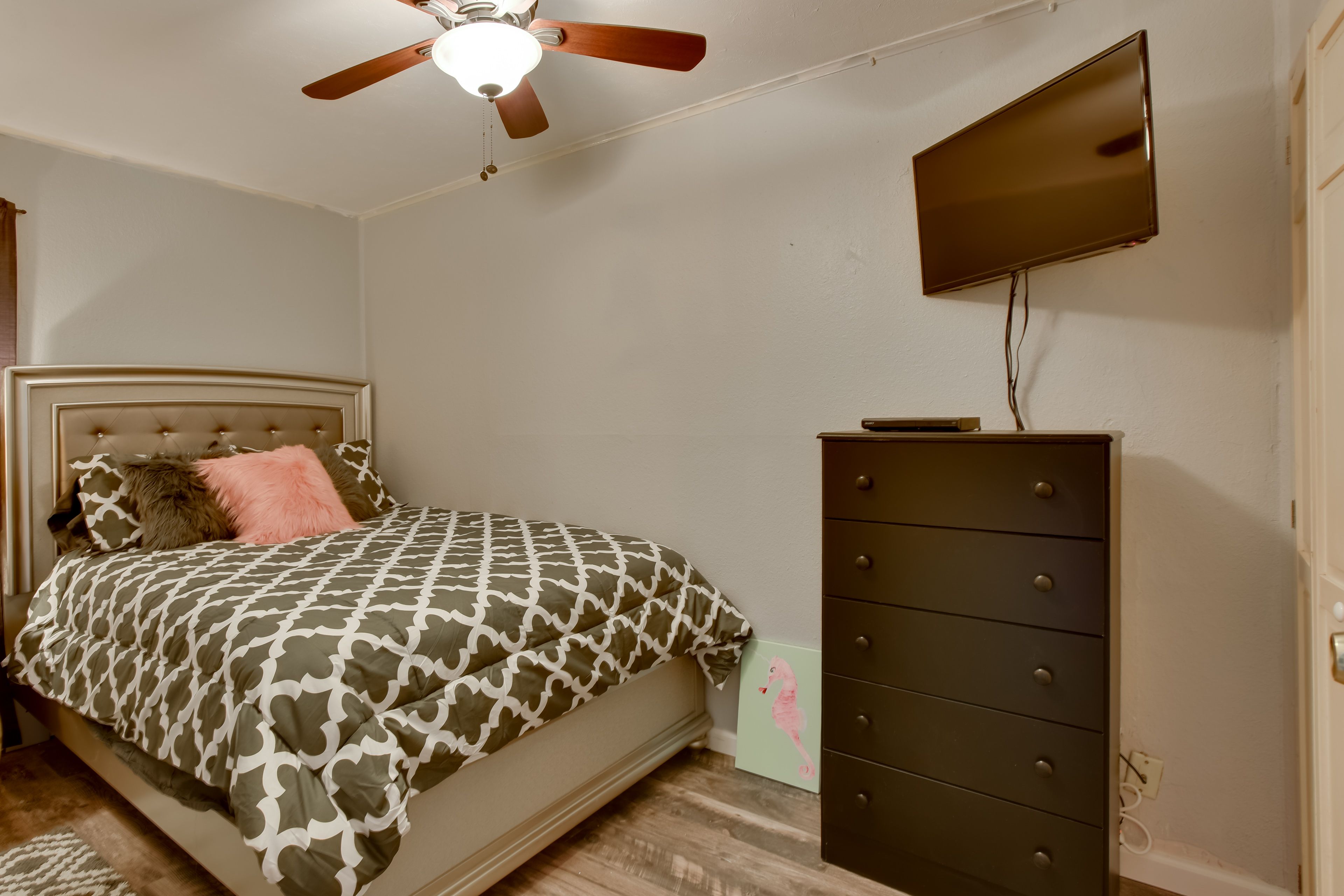 Bedroom | Queen Bed | Linens Provided