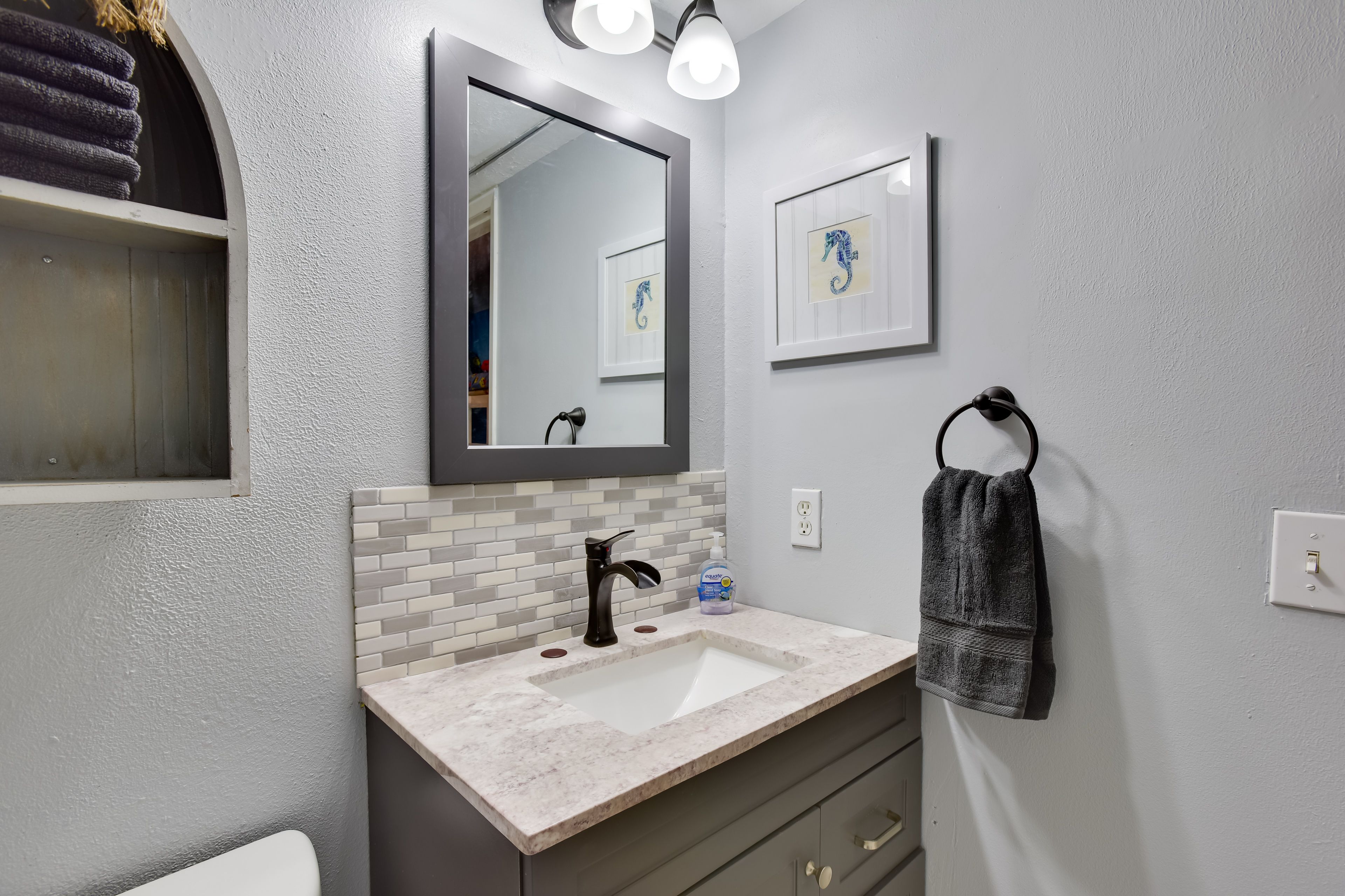 Full Bathroom | Towels Provided