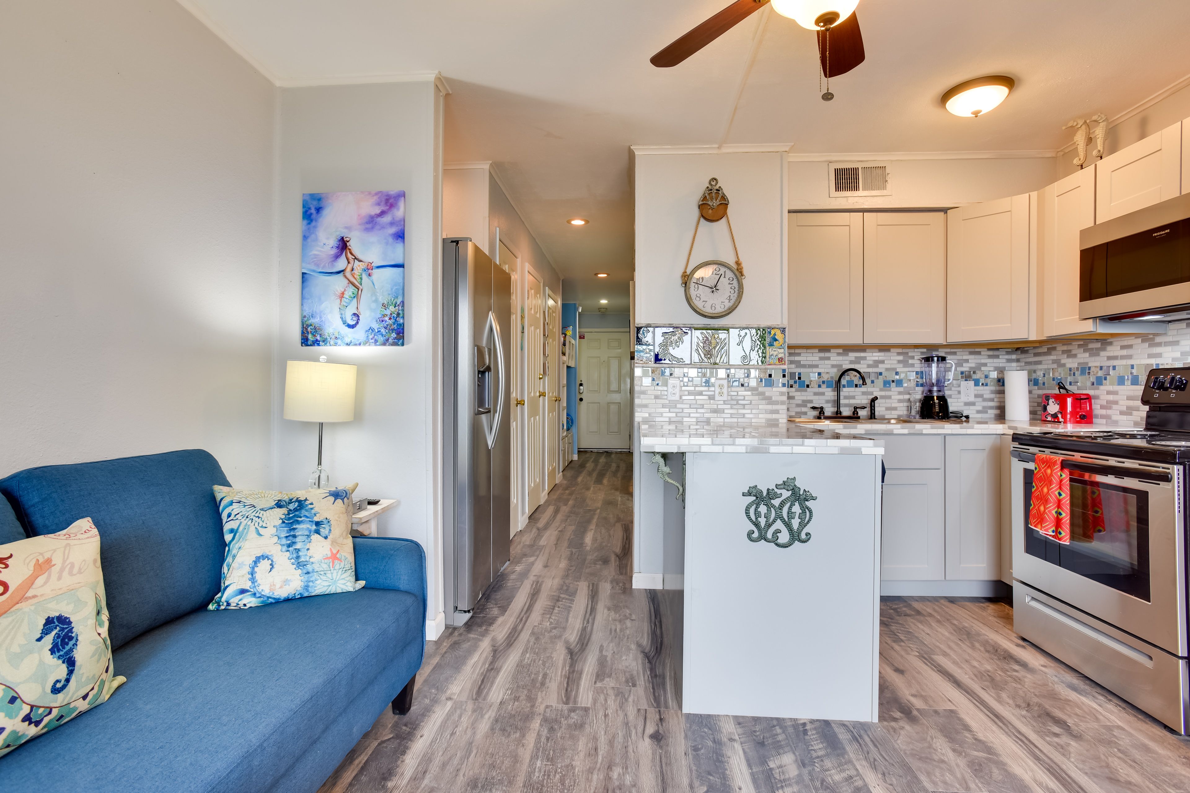 Living Room | Free WiFi | Cable TV | Central A/C & Heat | Sleeper Sofa