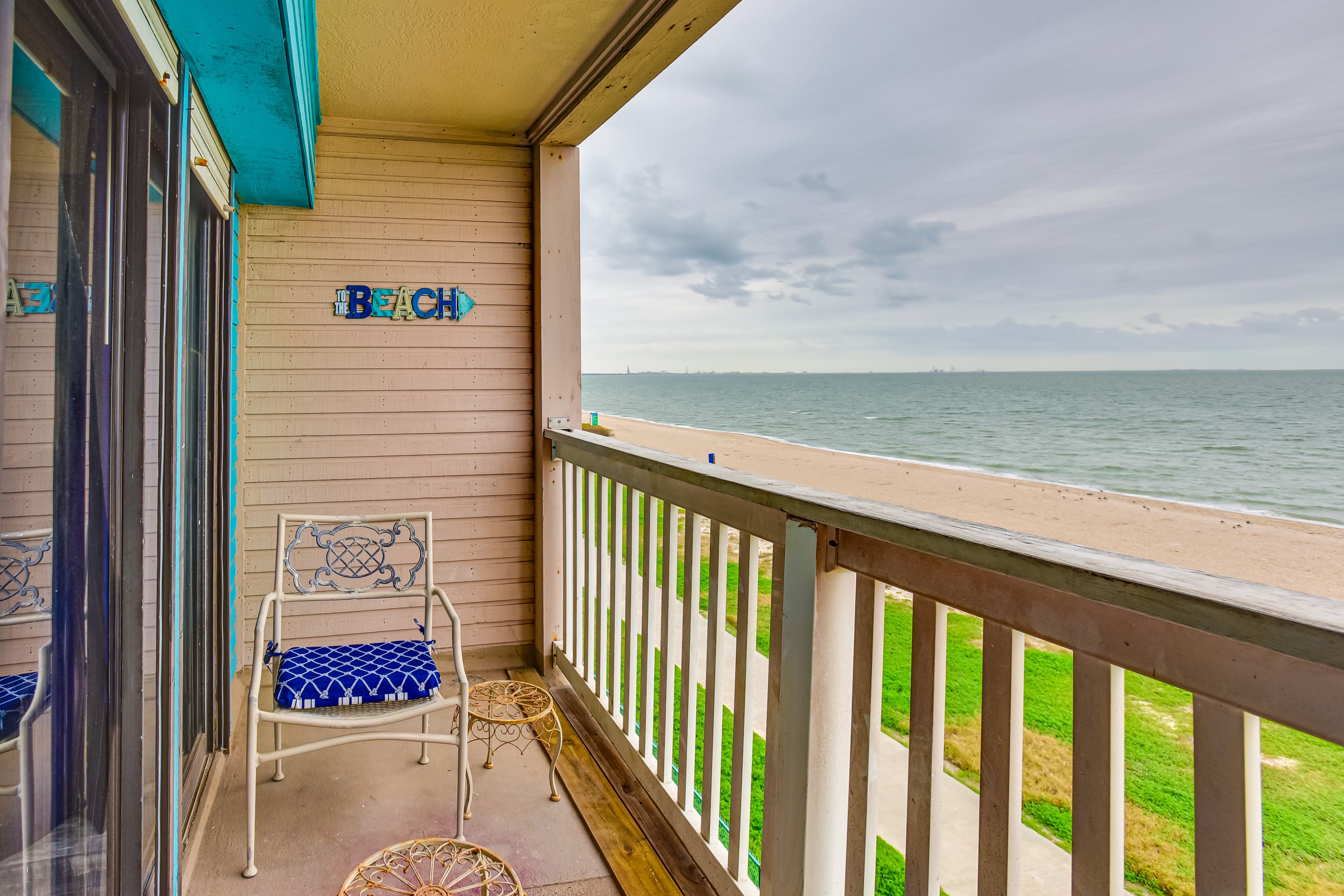 Corpus Christi Vacation Rental | 1BR | 1BA | 450 Sq Ft | Stairs Required