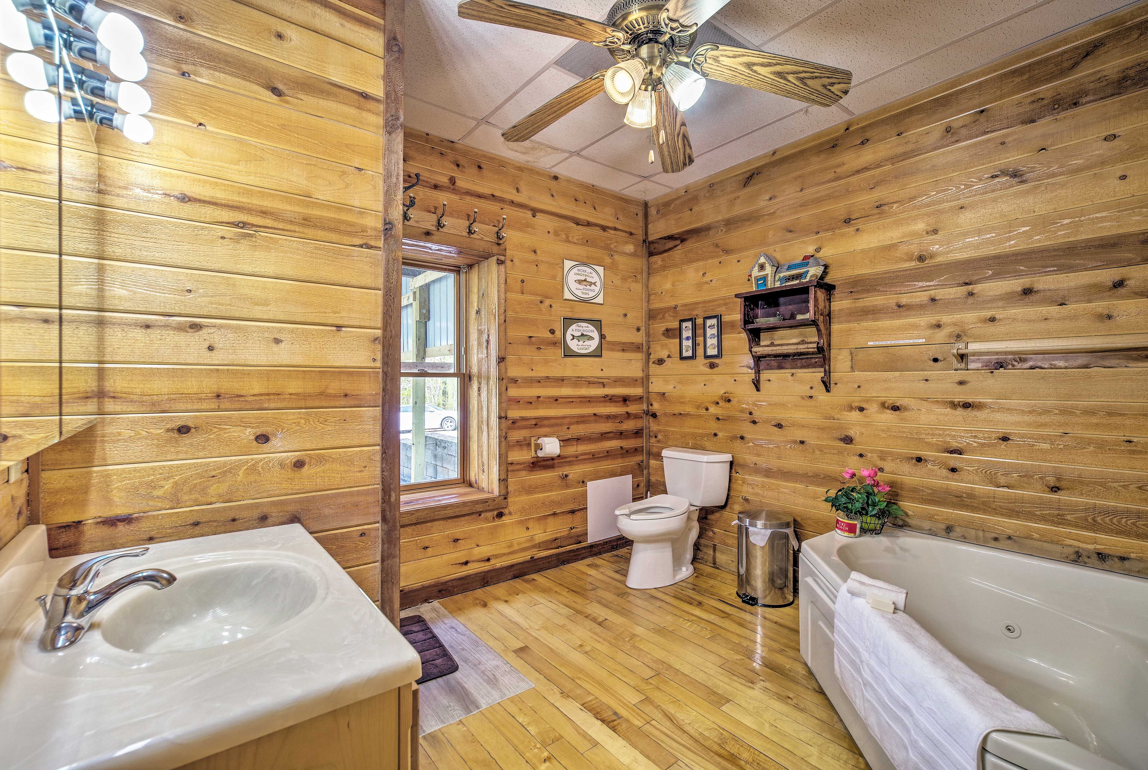 Full Bathroom | Towels Provided