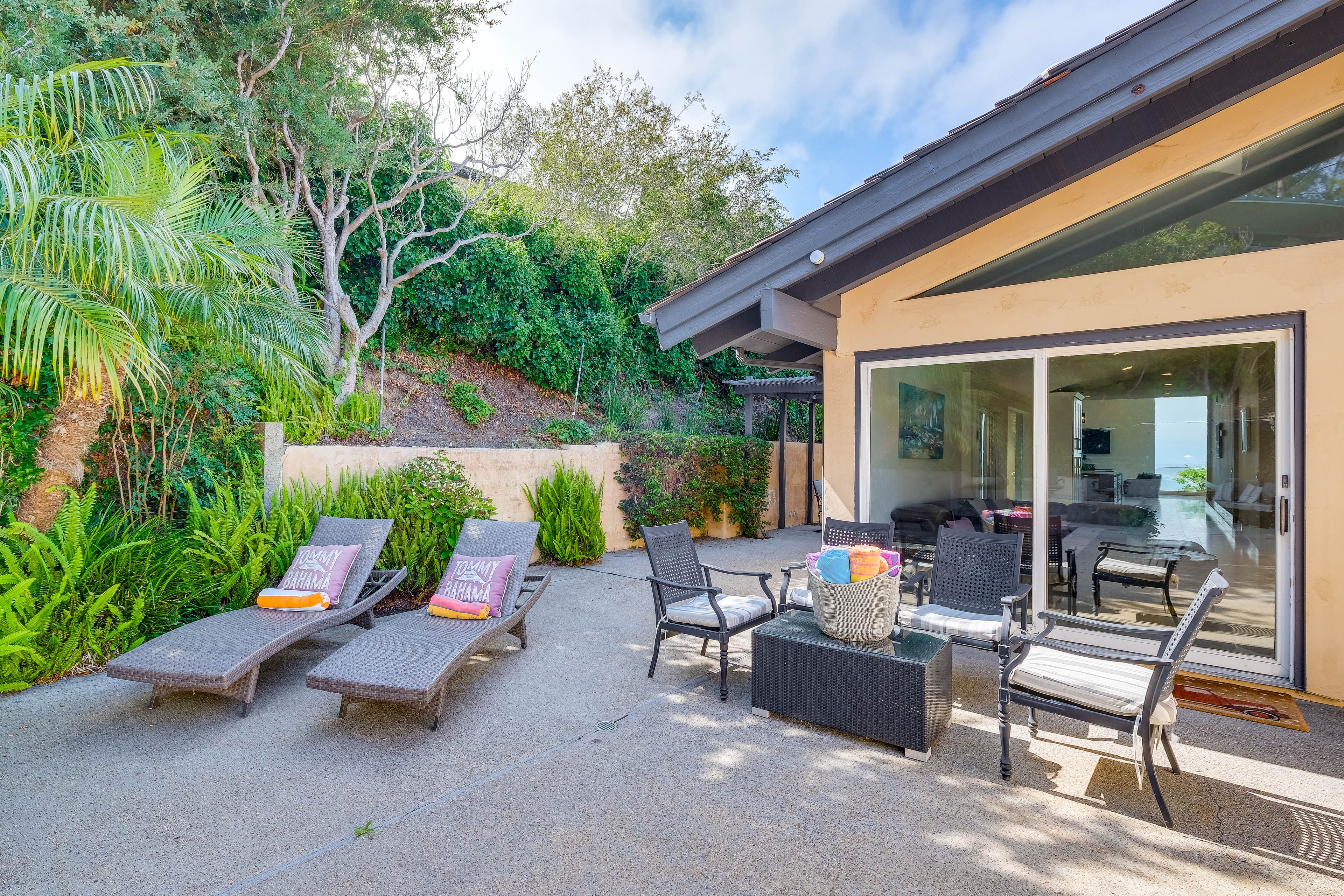Private Yard | Swimming Pool | Hot Tub