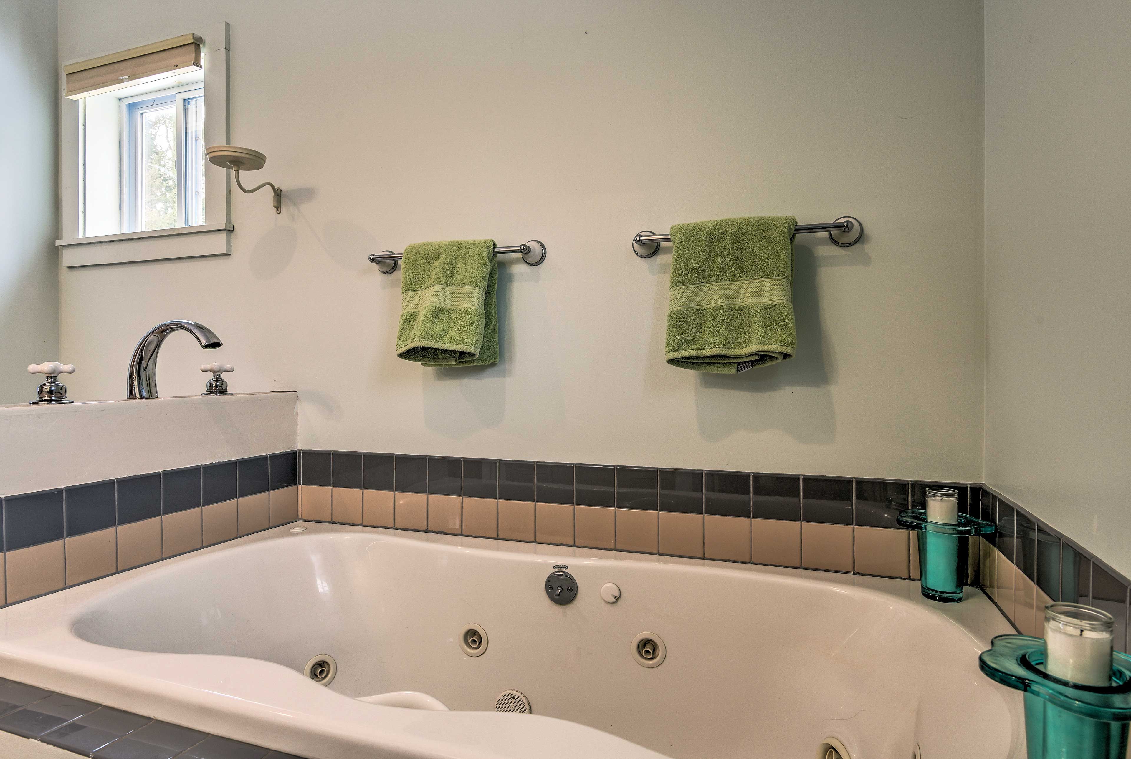 Full En-Suite Bathroom | Jetted Tub