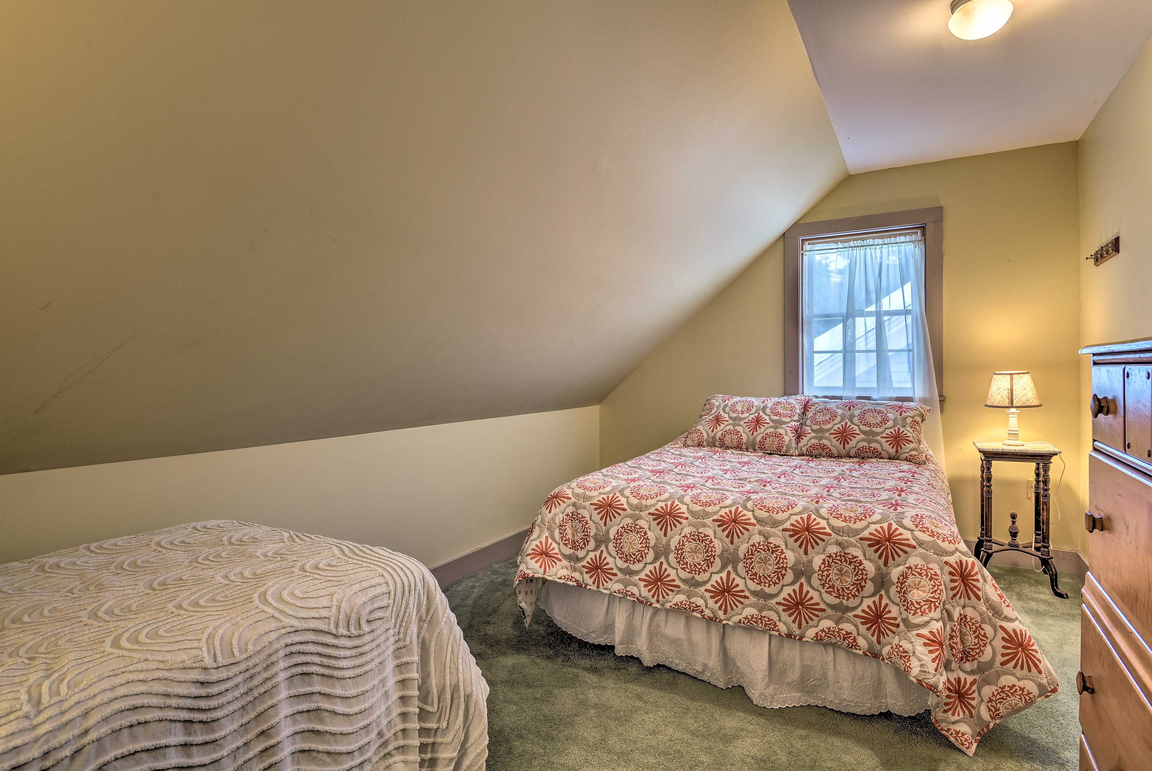 Bedroom 2 | Queen Bed, Twin Bed