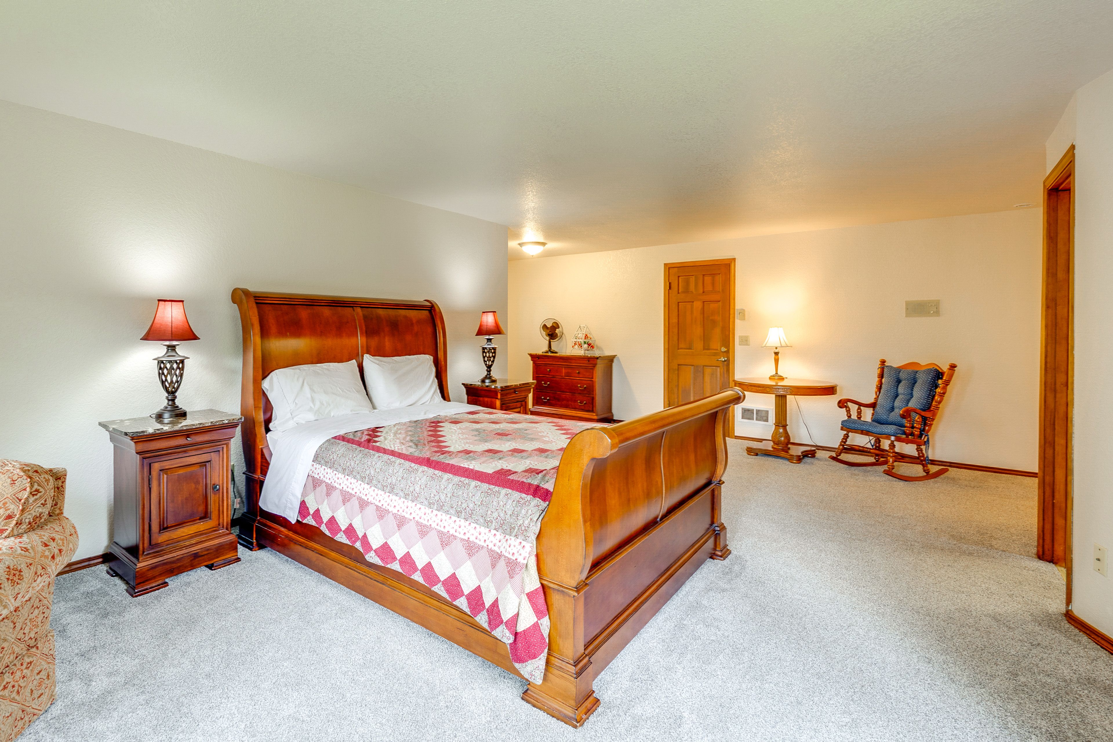 Bedroom 1 | Queen Bed