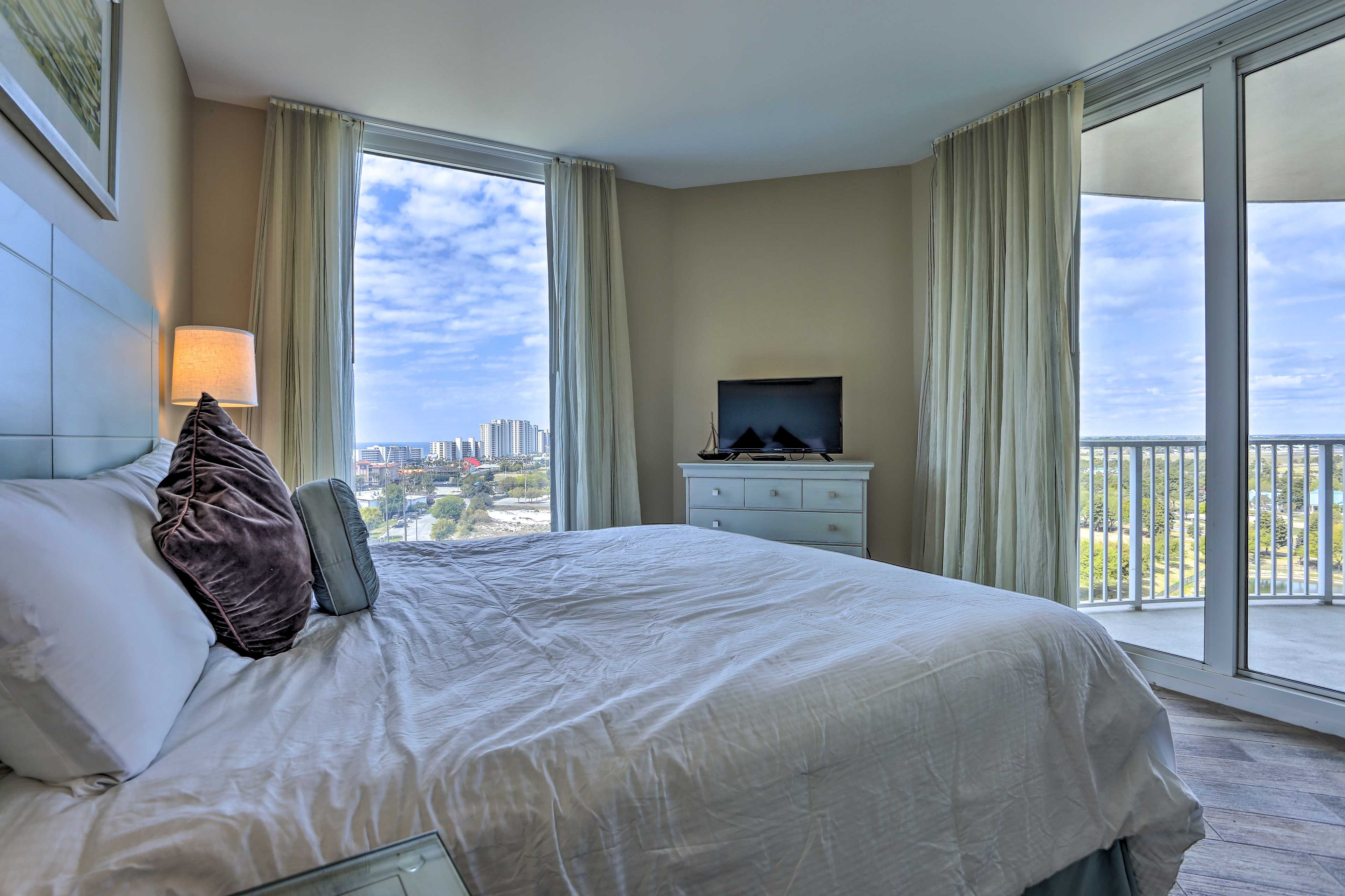 Both bedrooms have flat-screen cable TVs.