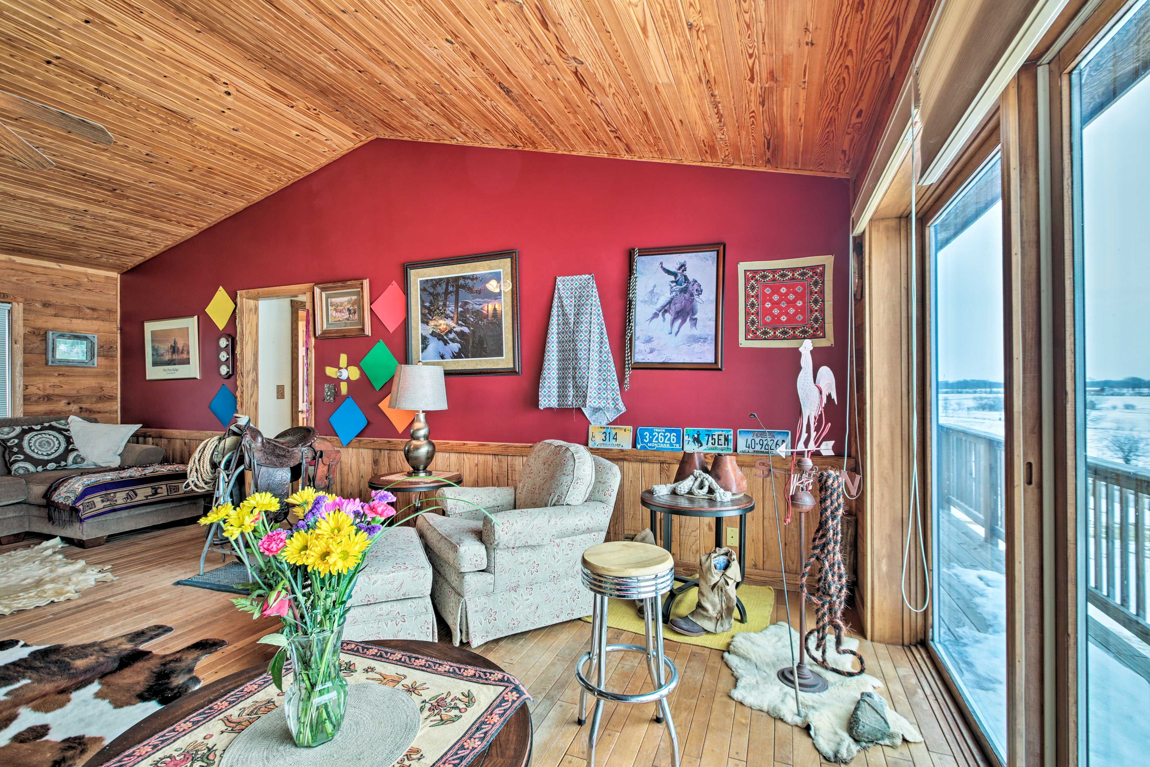 Living Room | Cable TV w/ Netflix, Hulu, ESPN