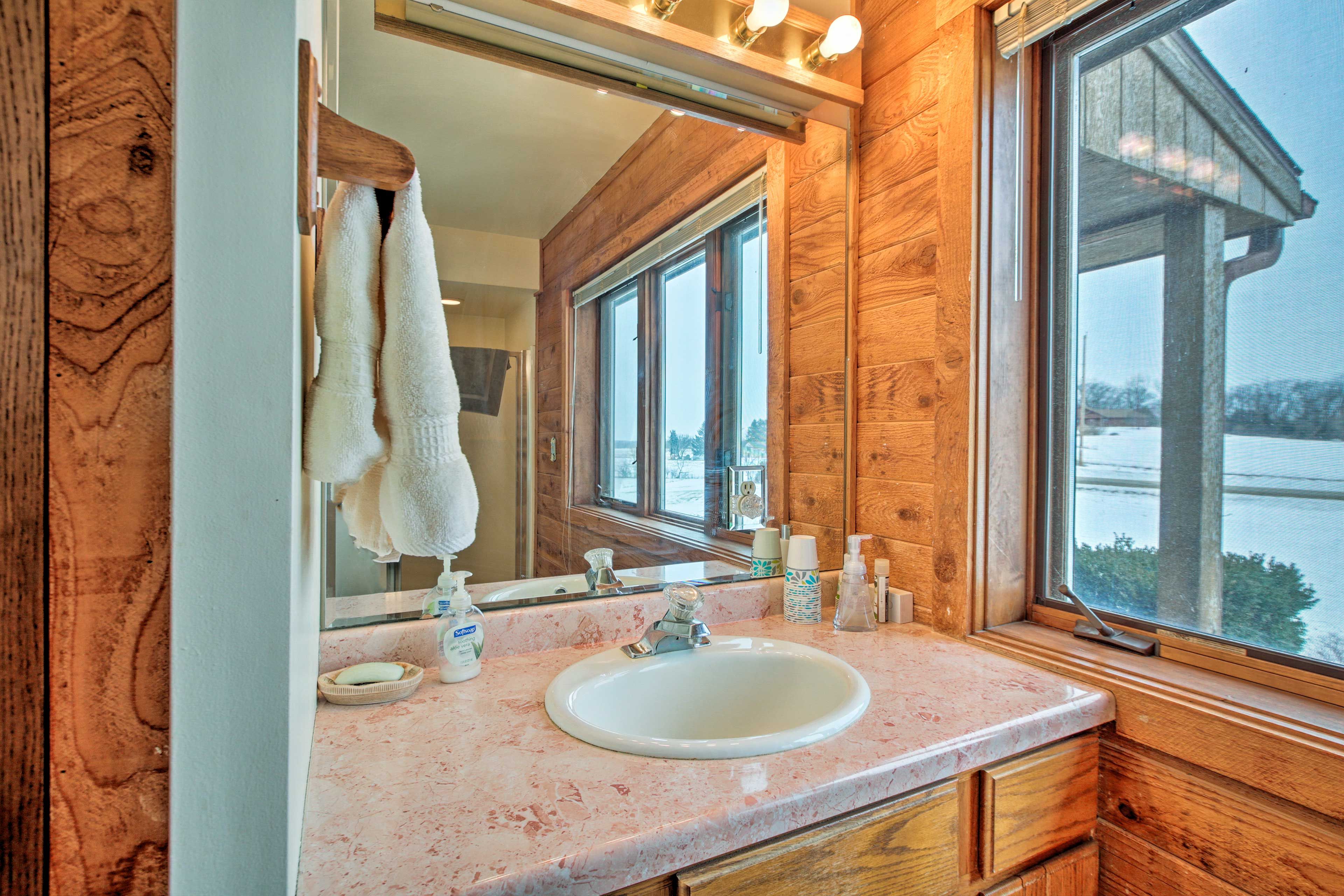 Full Bathroom | Towels Provided