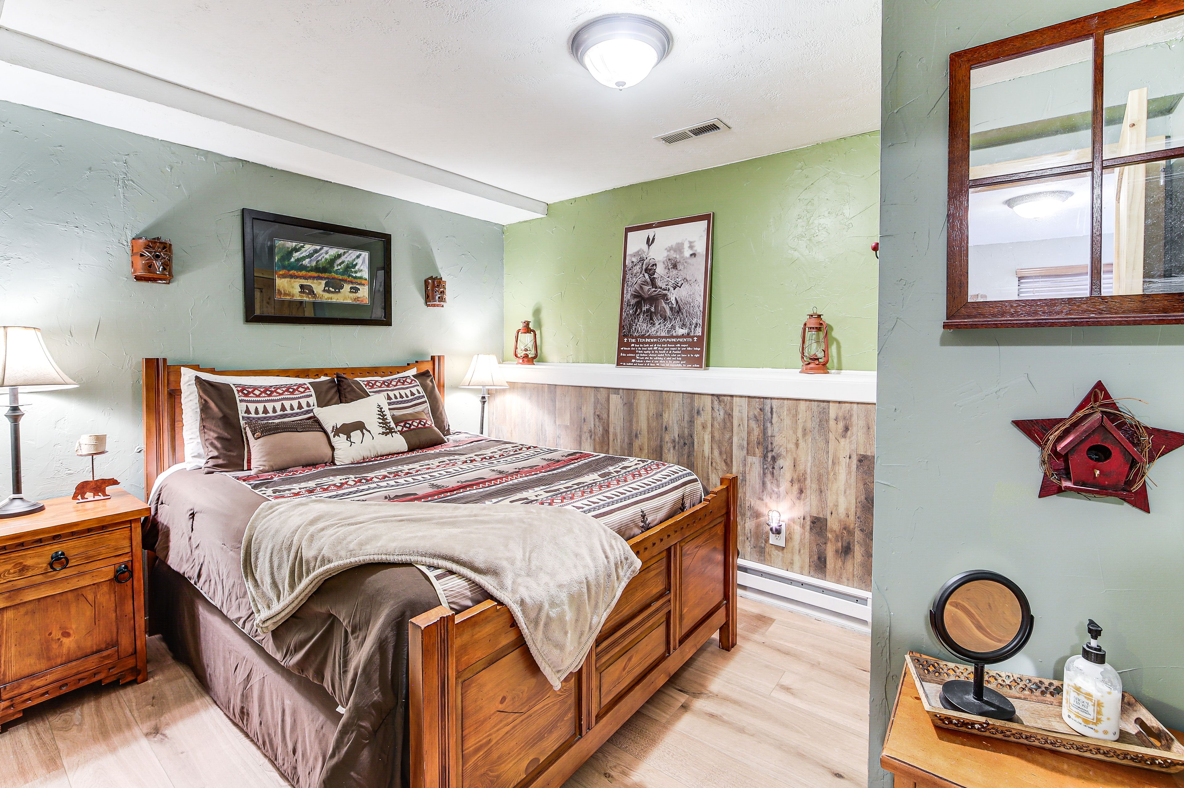 Bedroom 2 | Queen Bed | 1st Floor