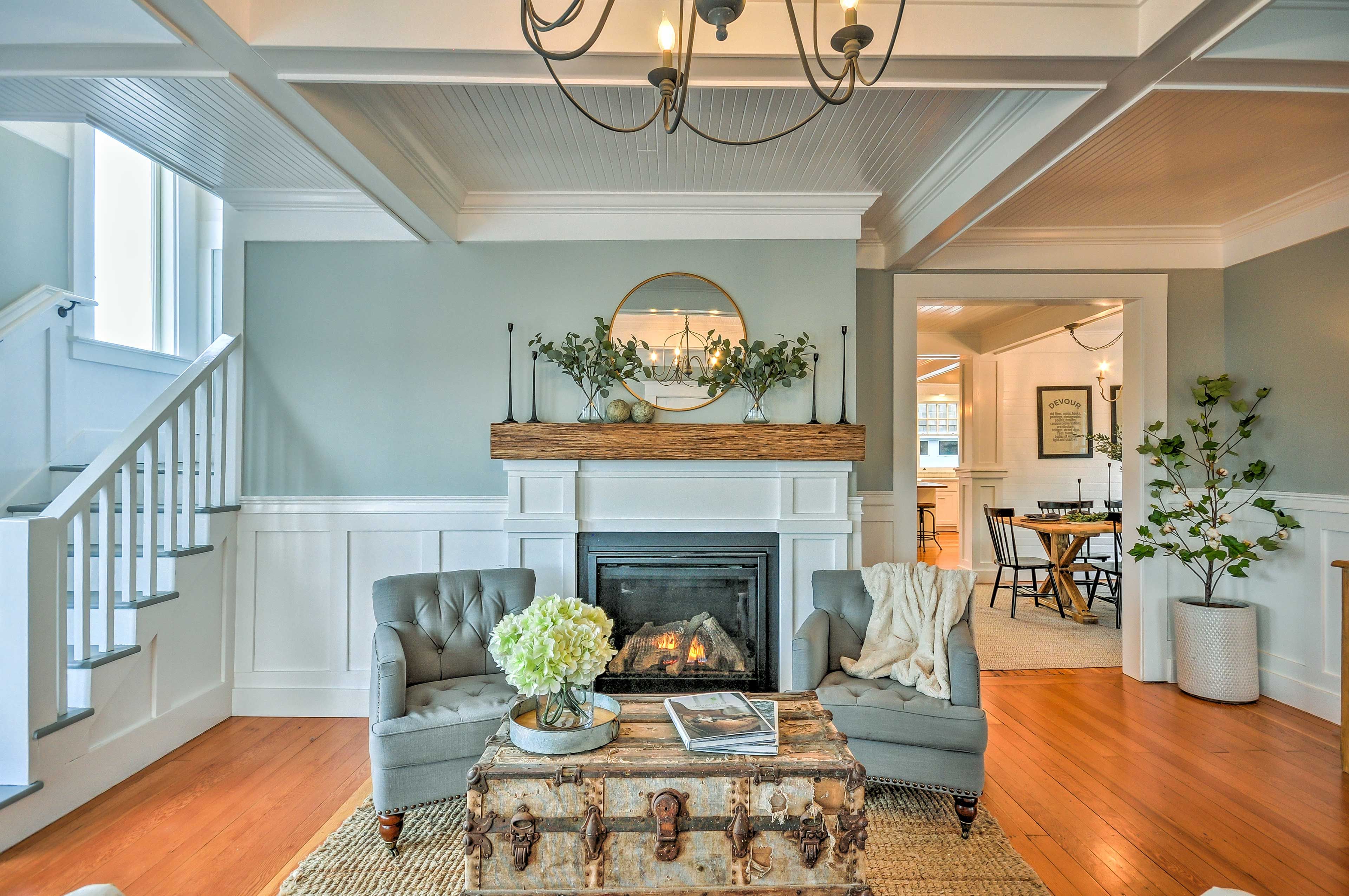 This 2,000-square-foot home offers up to 10 guests a unique West Coast retreat!