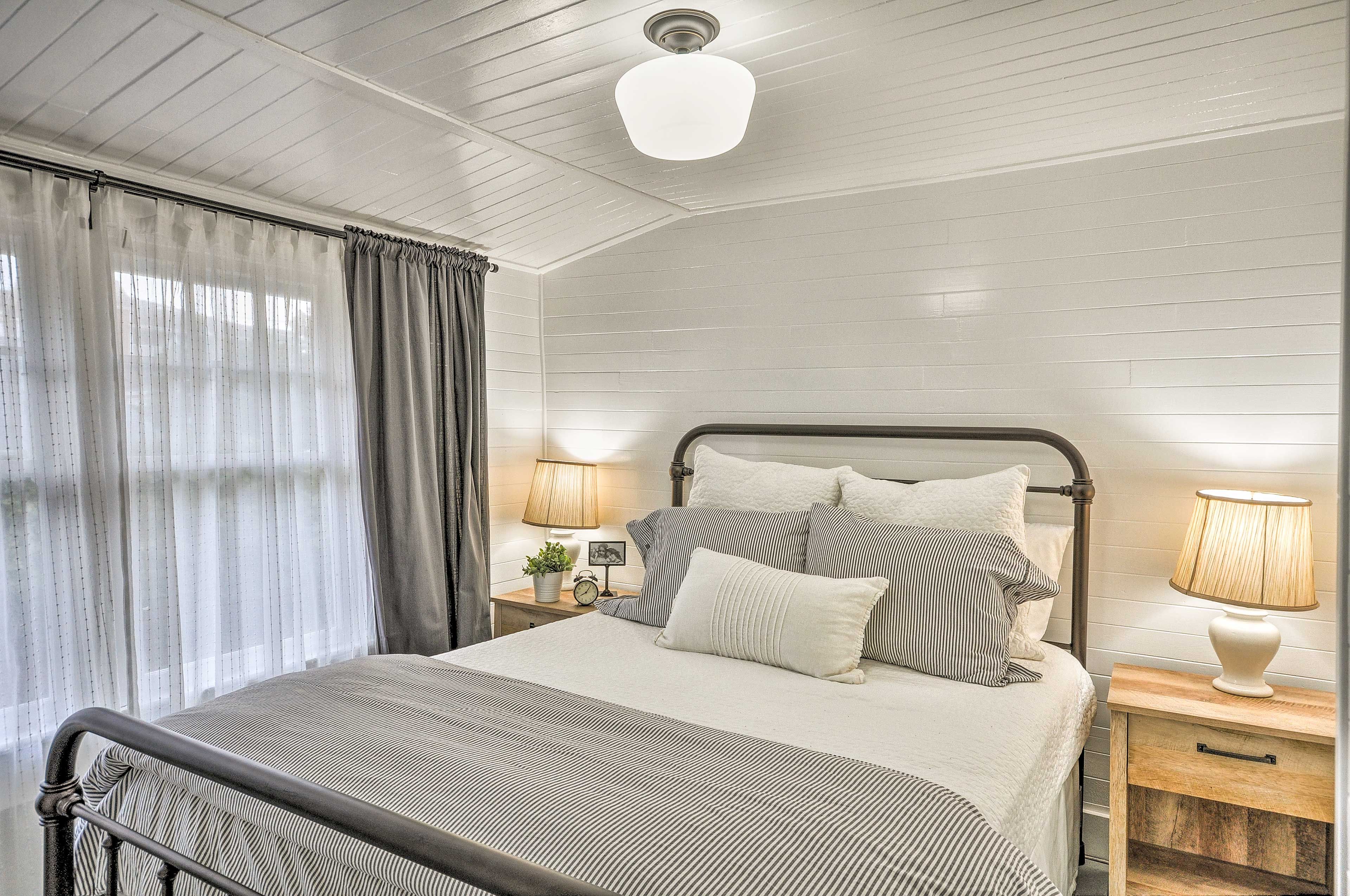 Four of the bedrooms host queen beds.