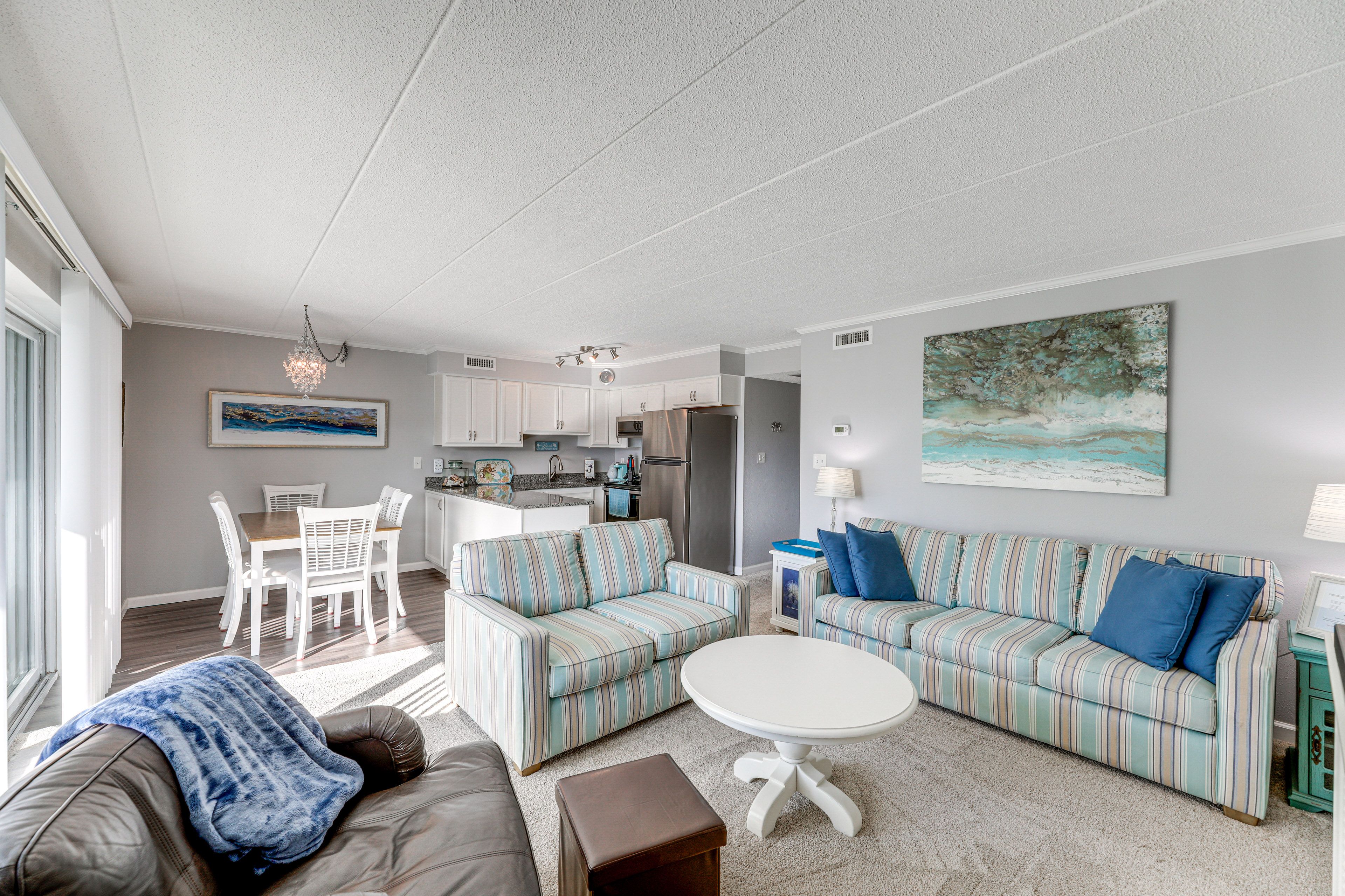 Living Room | Queen Sleeper Sofa | Free WiFi | Central A/C & Heat | Smart TV