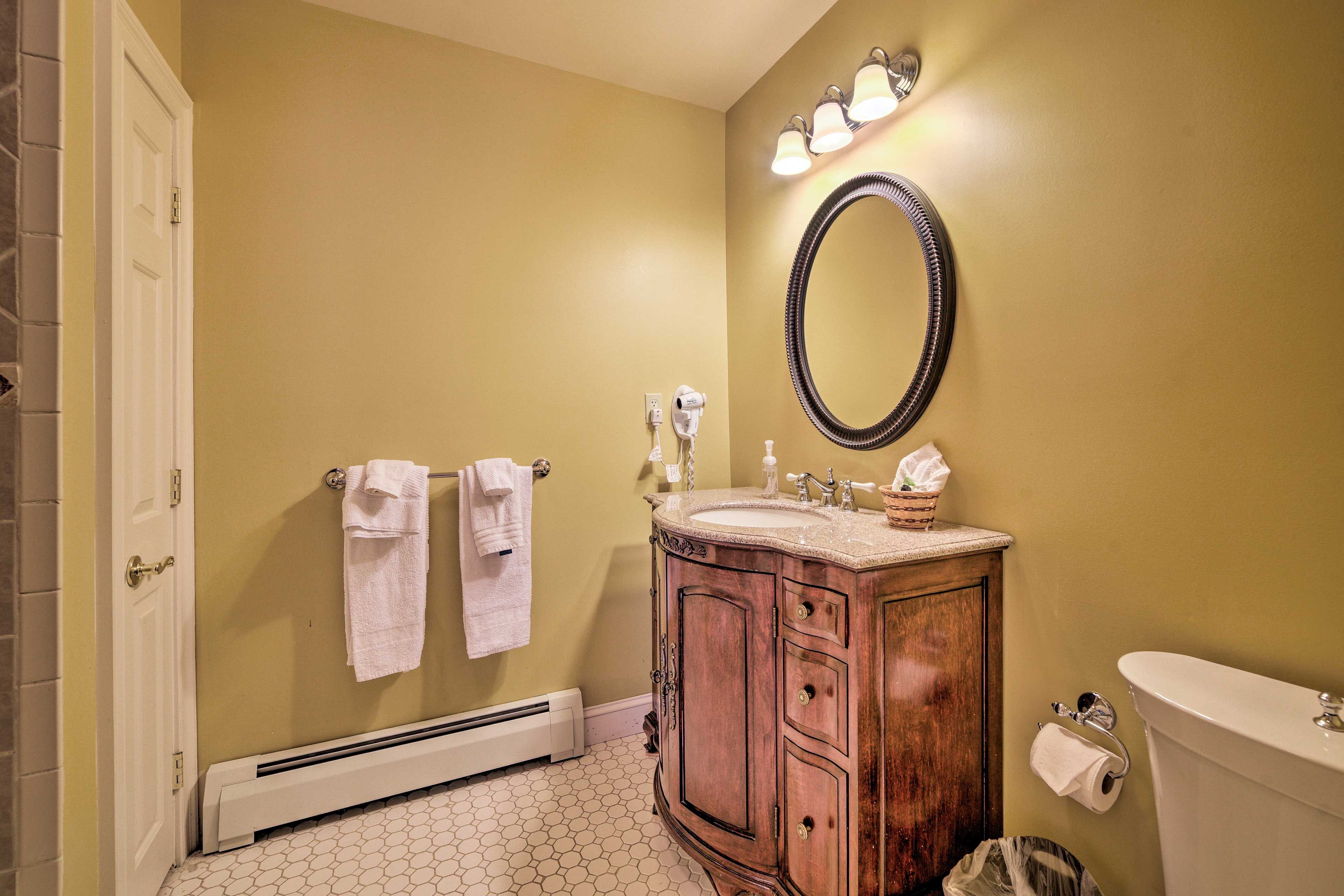 Full Bathroom | Towels Provided
