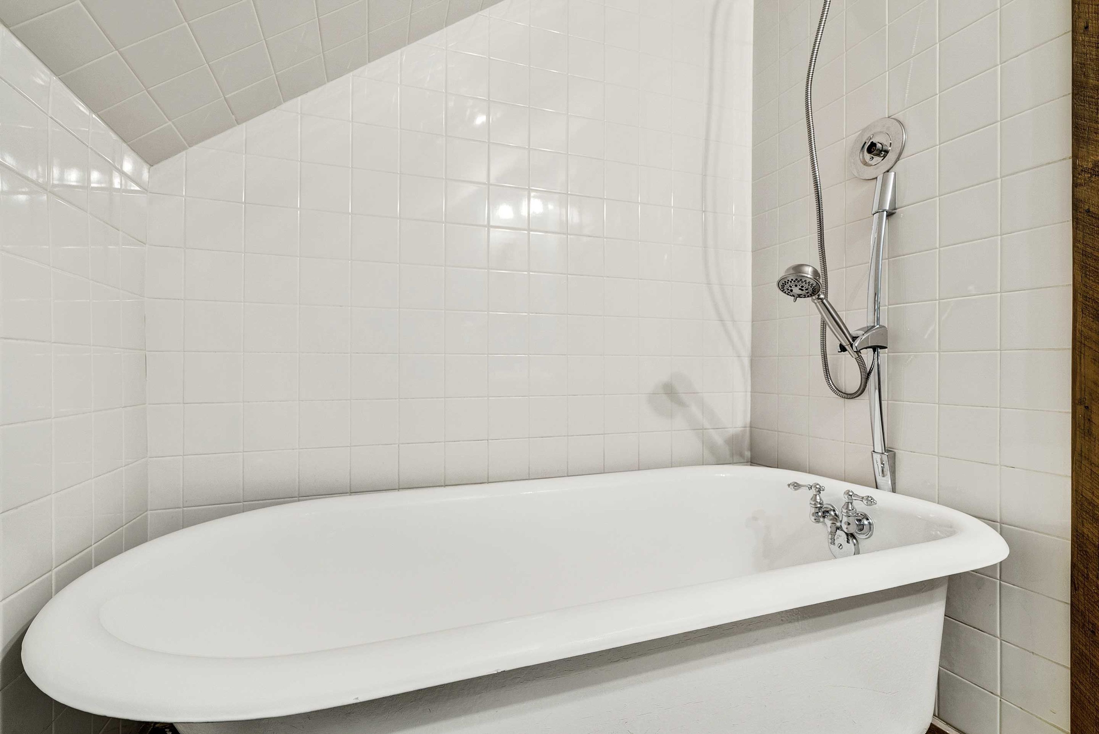 Full Bathroom | Tub w/ Detachable Showerhead
