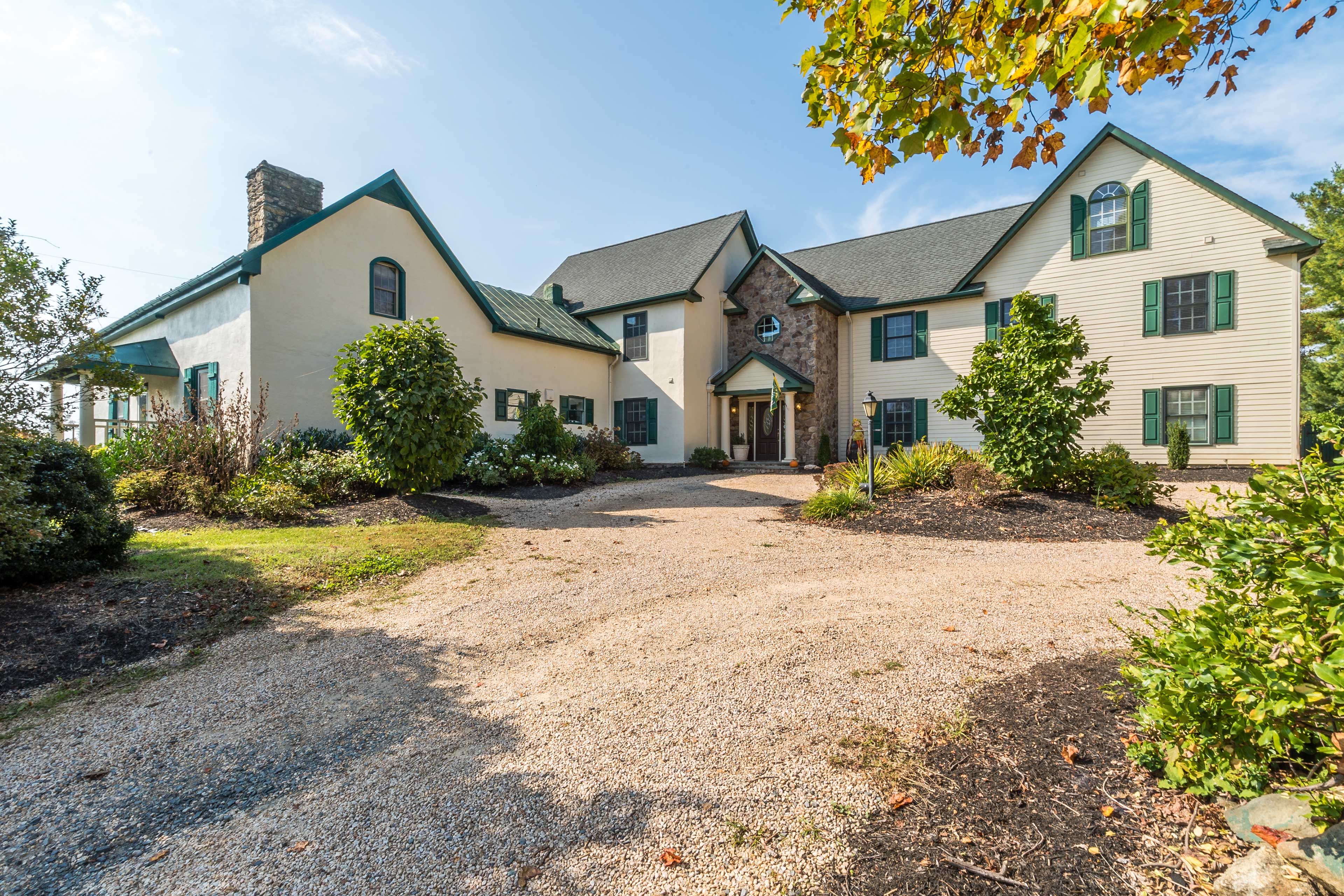 6,100 Sq Ft | Driveway Parking for 6 | Stairs Required