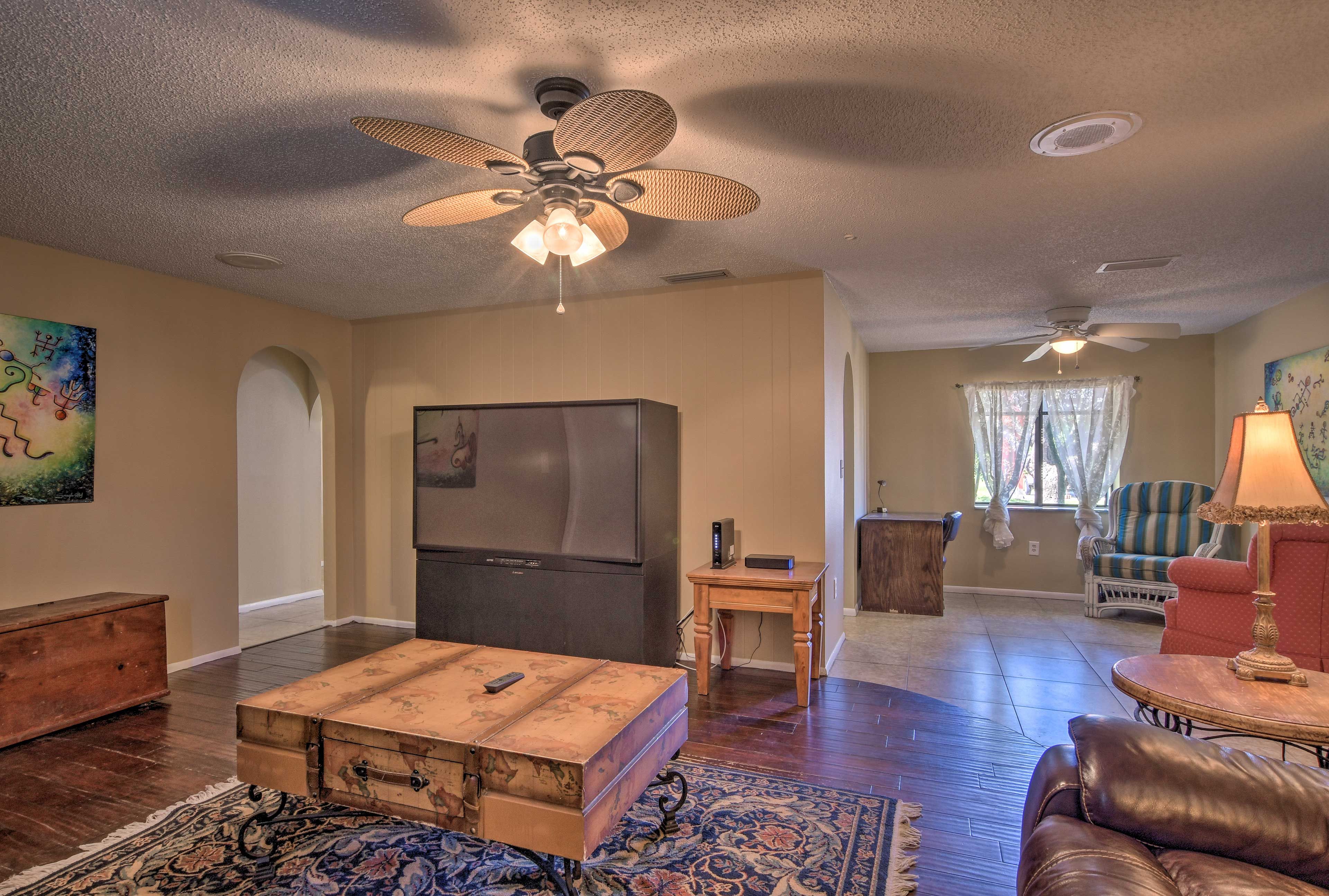 Air conditioning and ceiling fans keep you feeling nice and cool.