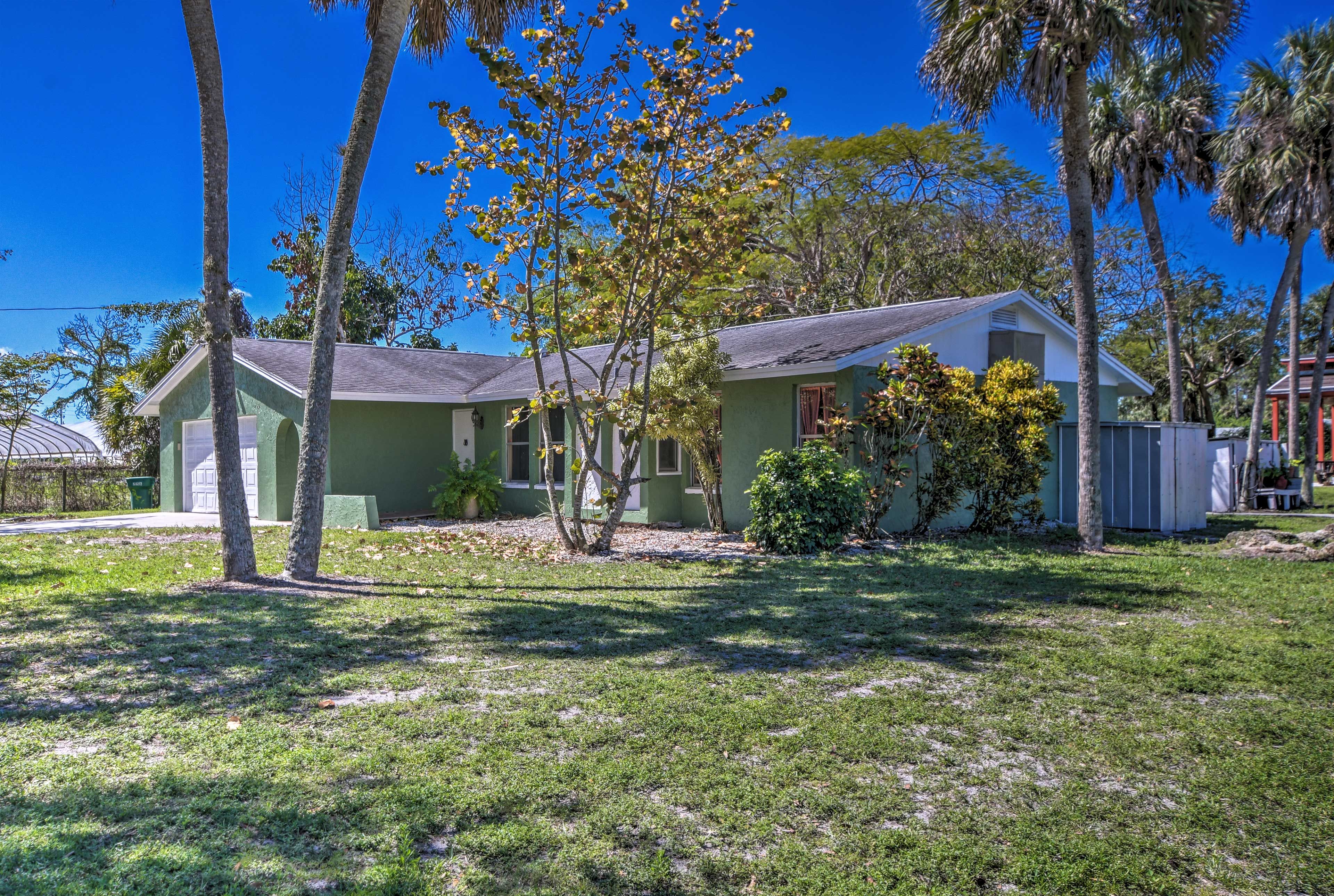 There's tons of parking on the property!