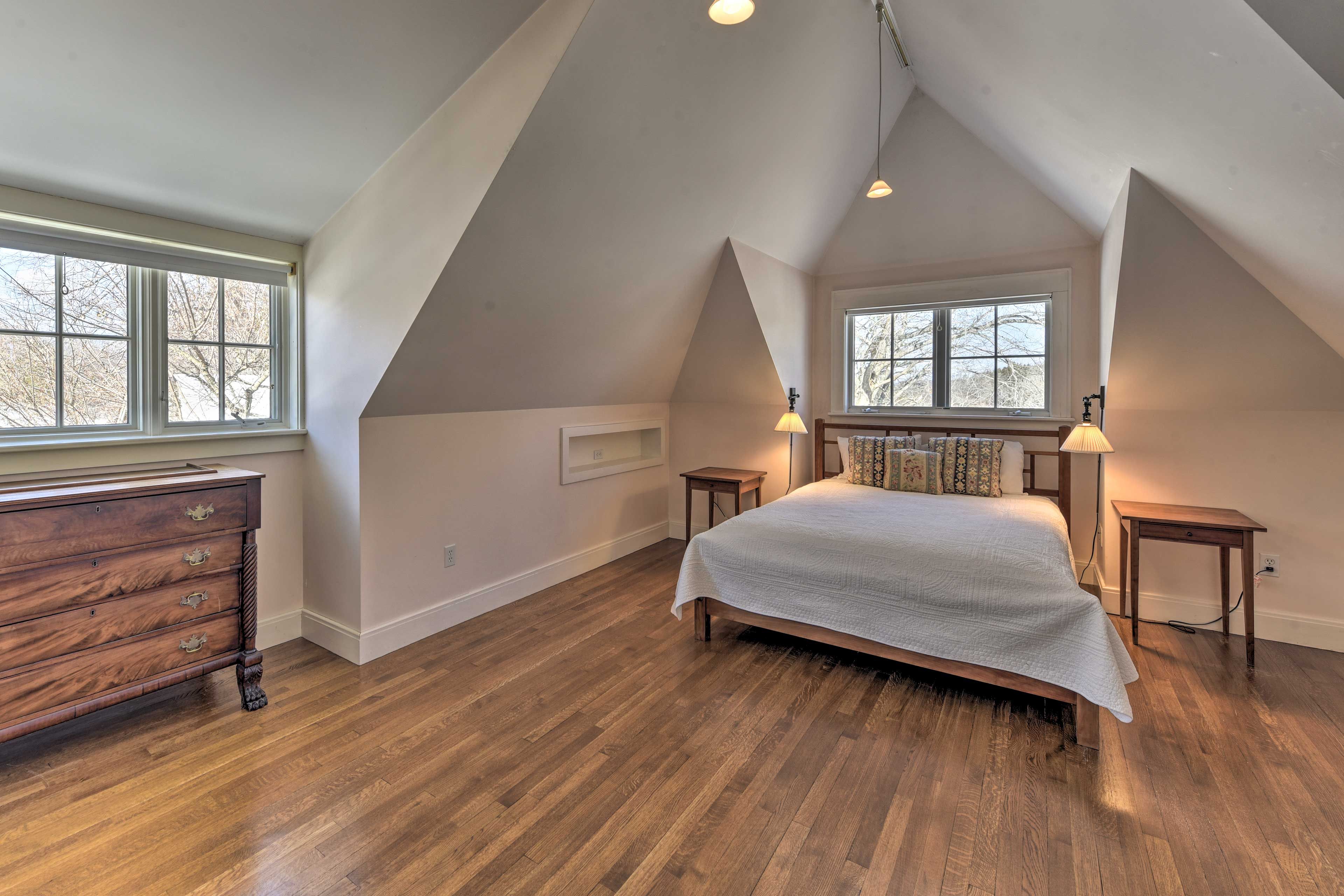 Bedroom 2 (Loft) | 2nd Floor | Queen Bed