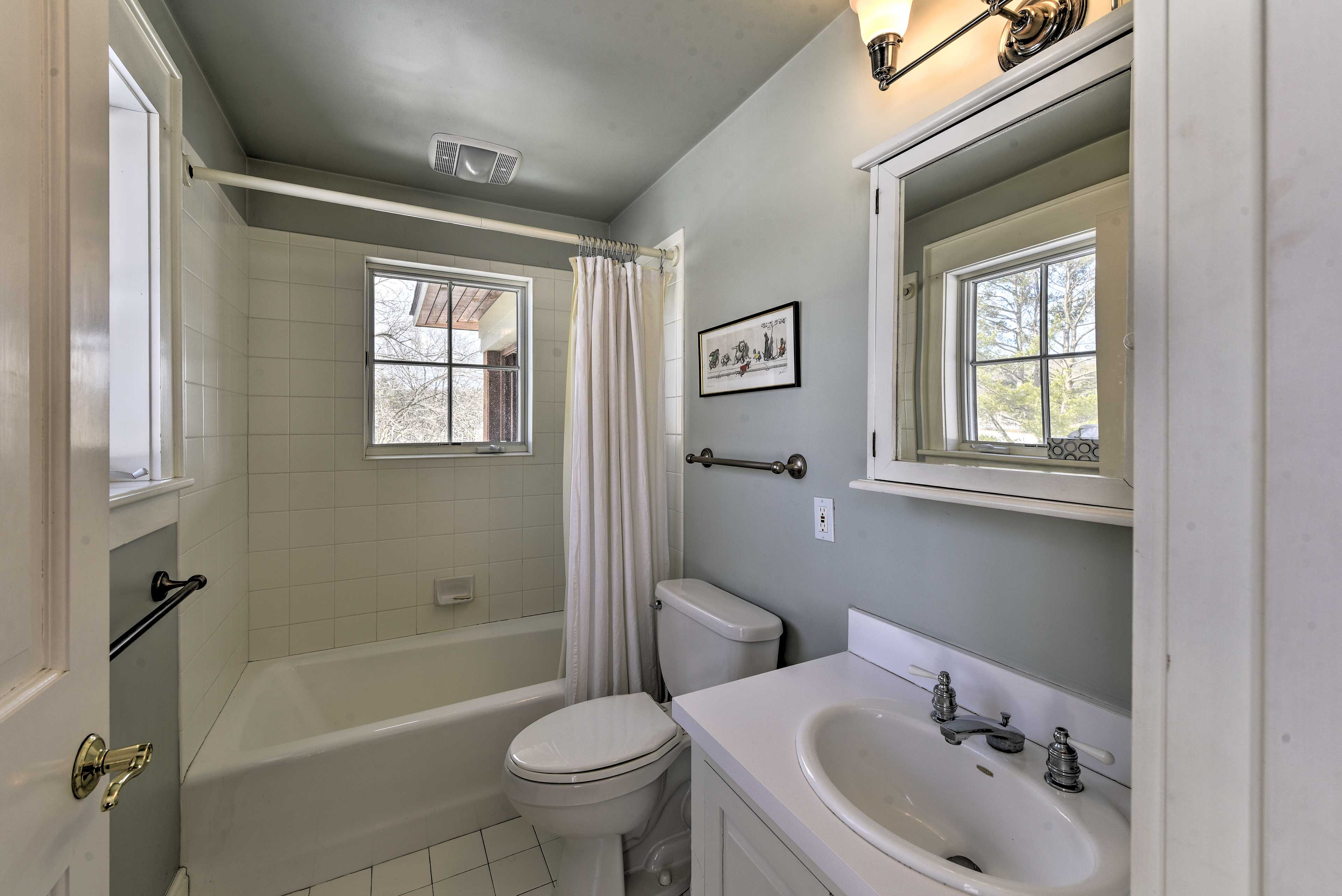 Full Bathroom | 1st Floor | Towels Provided