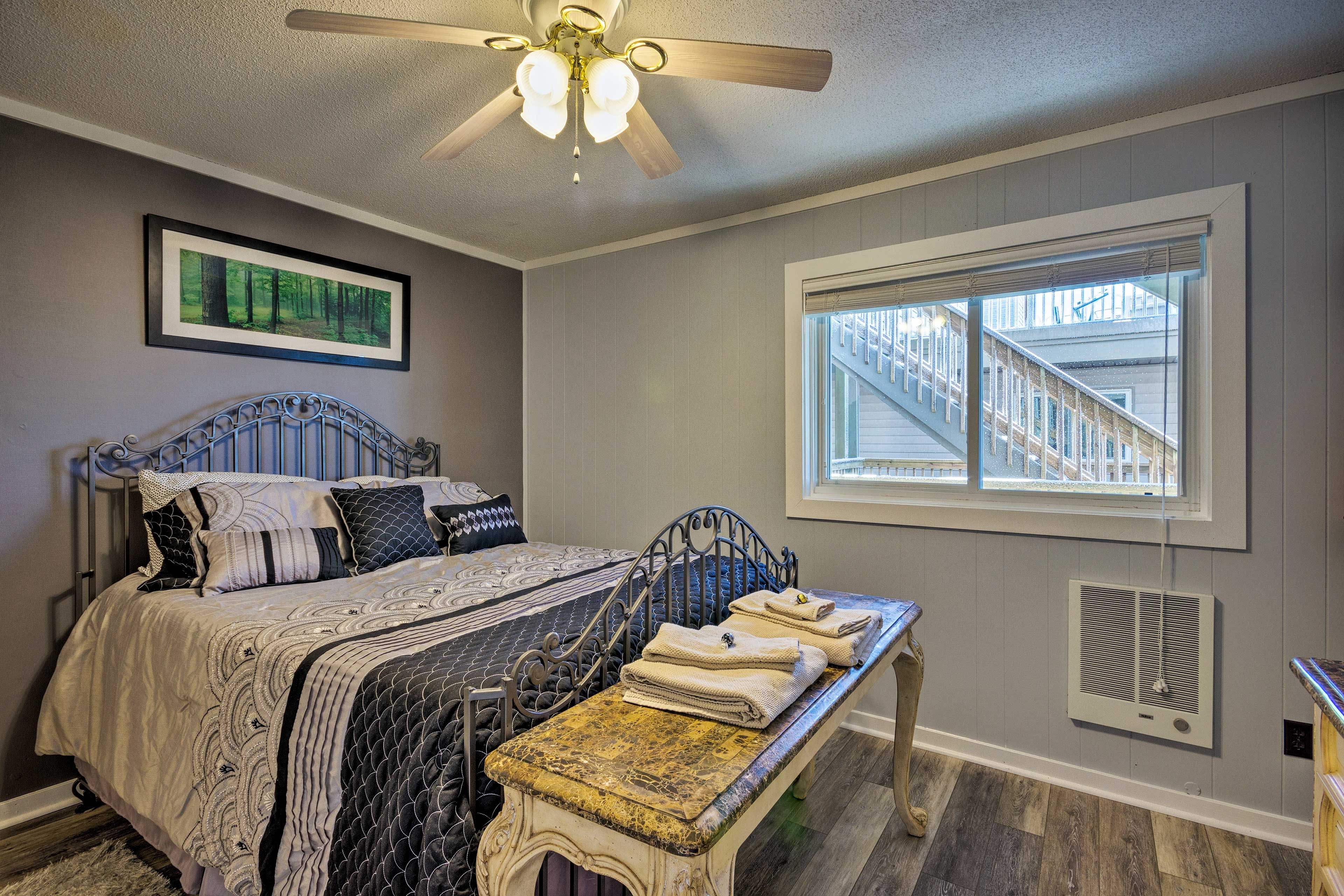 This room offers a queen bed.