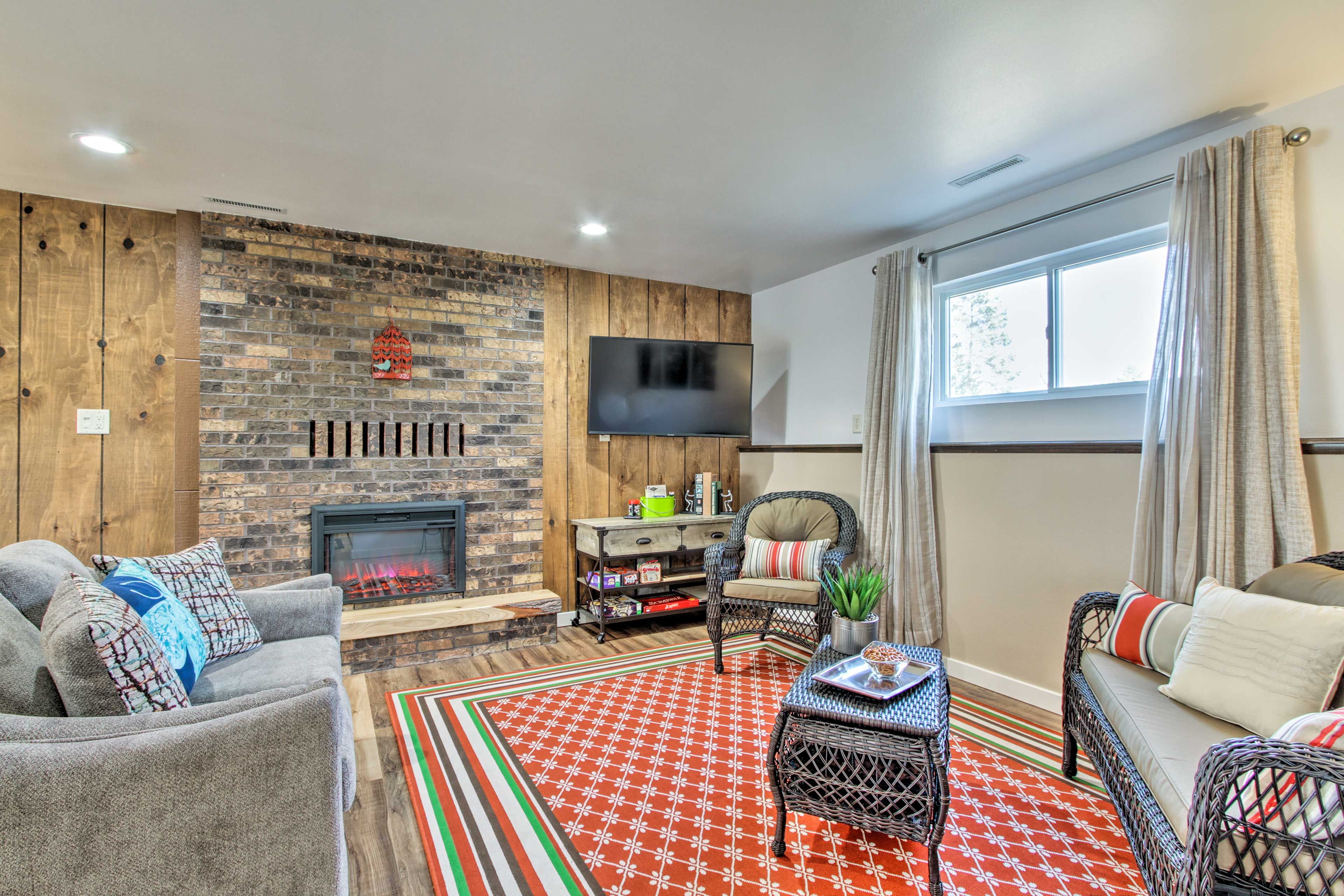 Basement Living Room | Electric Fireplace | Central Heating & A/C | Free WiFi