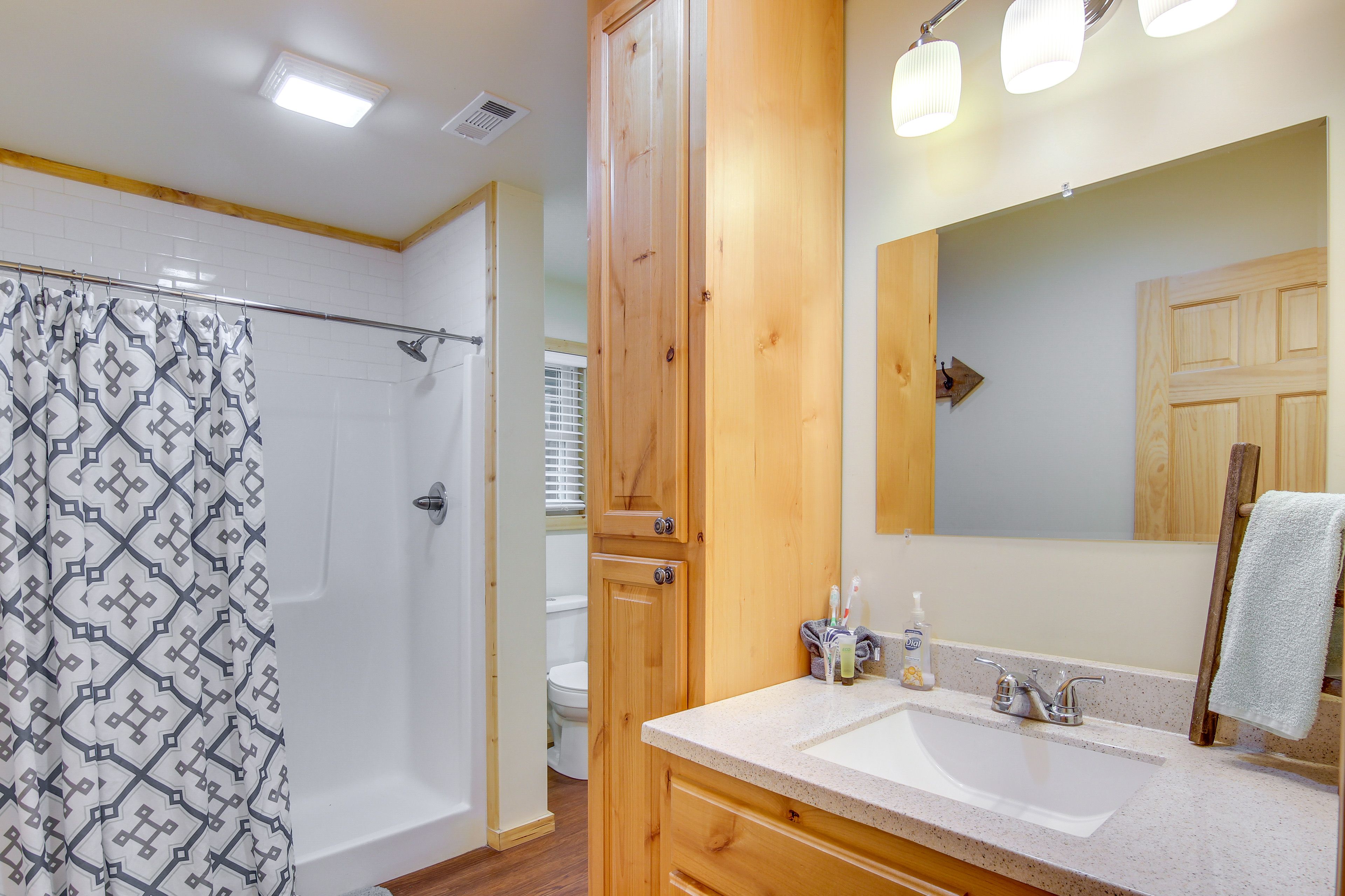Full Bathroom | Linens & Towels | Complimentary Toiletries