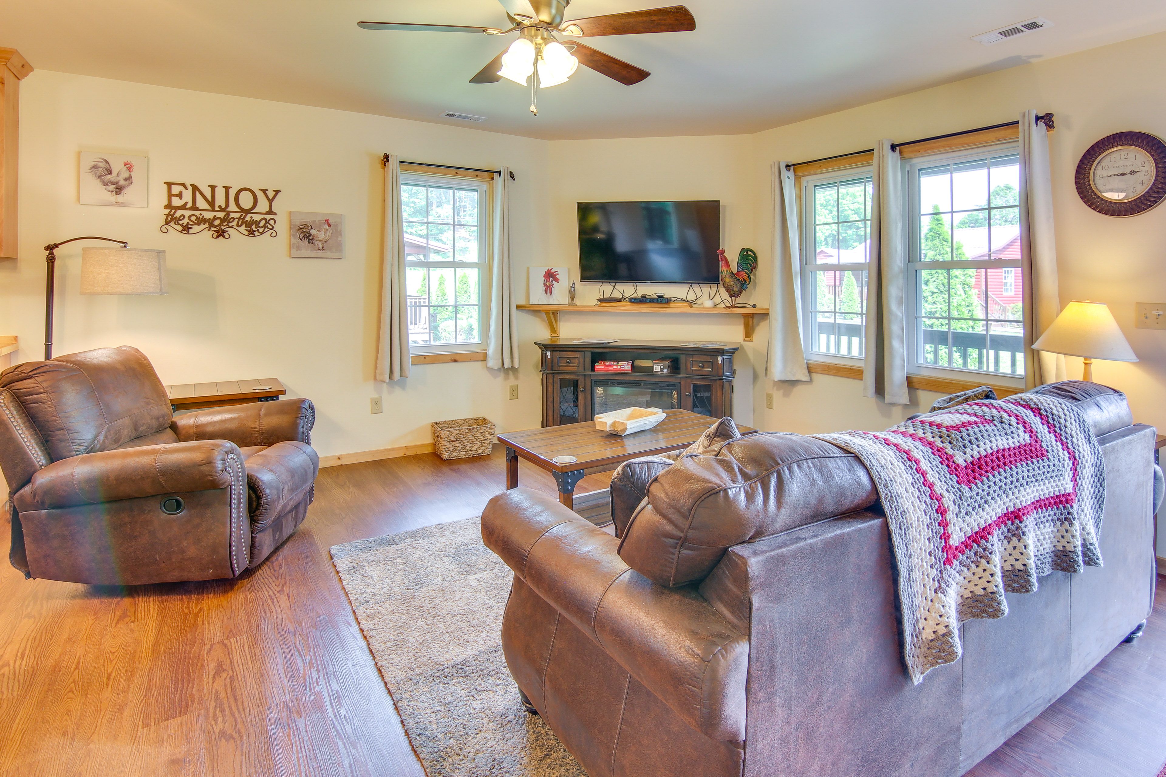 Living Room | Free WiFi | Smart TV | Cable | Electric Fireplace