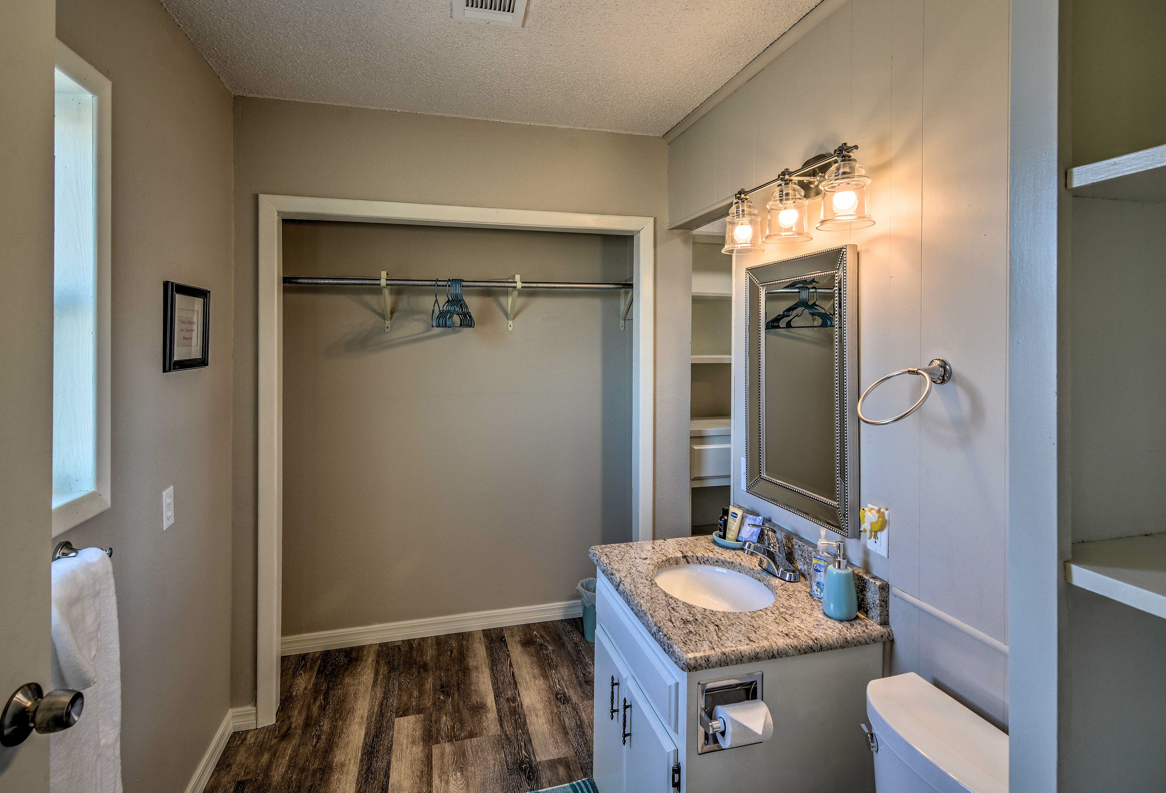Full Bathroom | Complimentary Toiletries