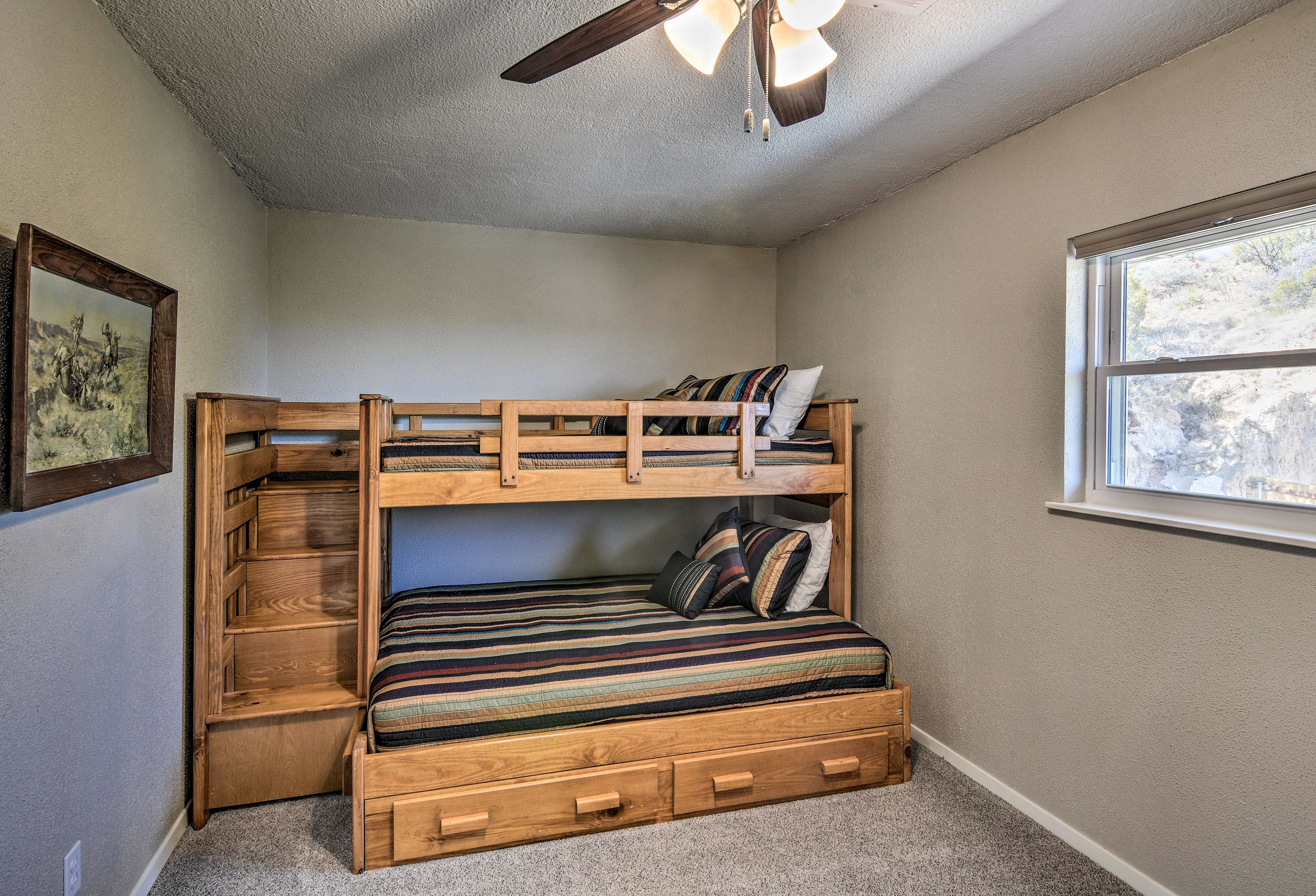 Bedroom 4 | Twin/Full Bunk Bed