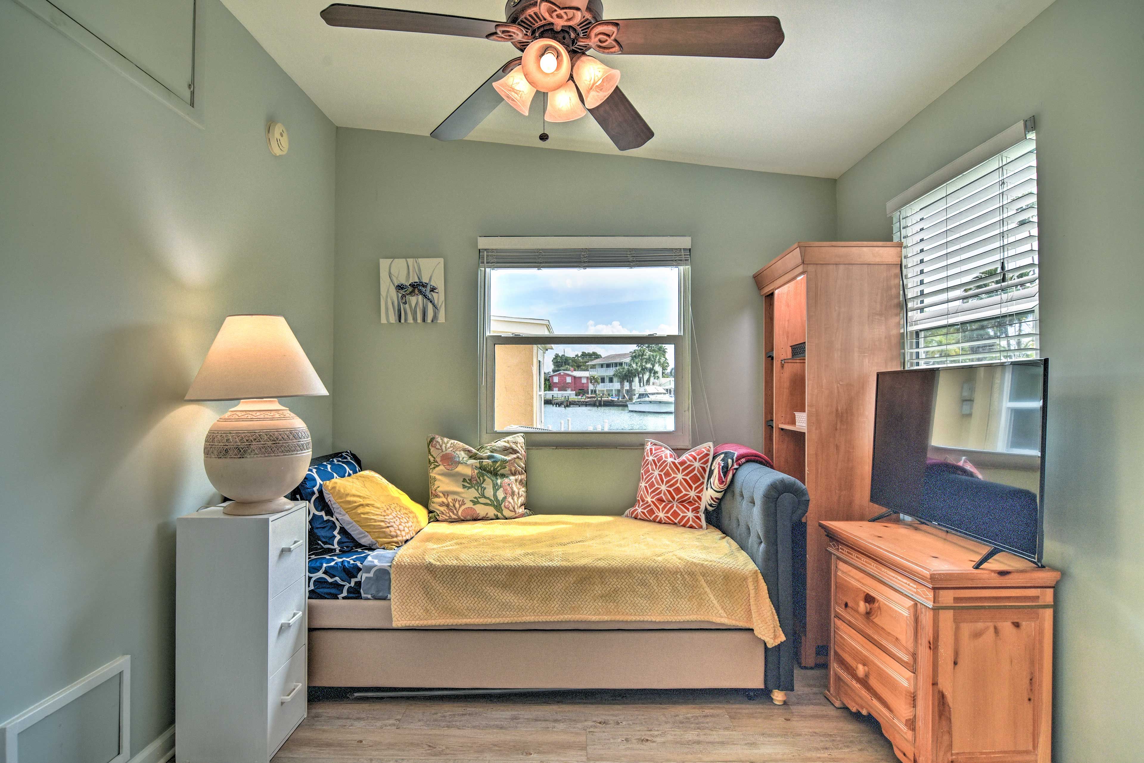Bedroom 3 | Twin Daybed w/ Twin Trundle
