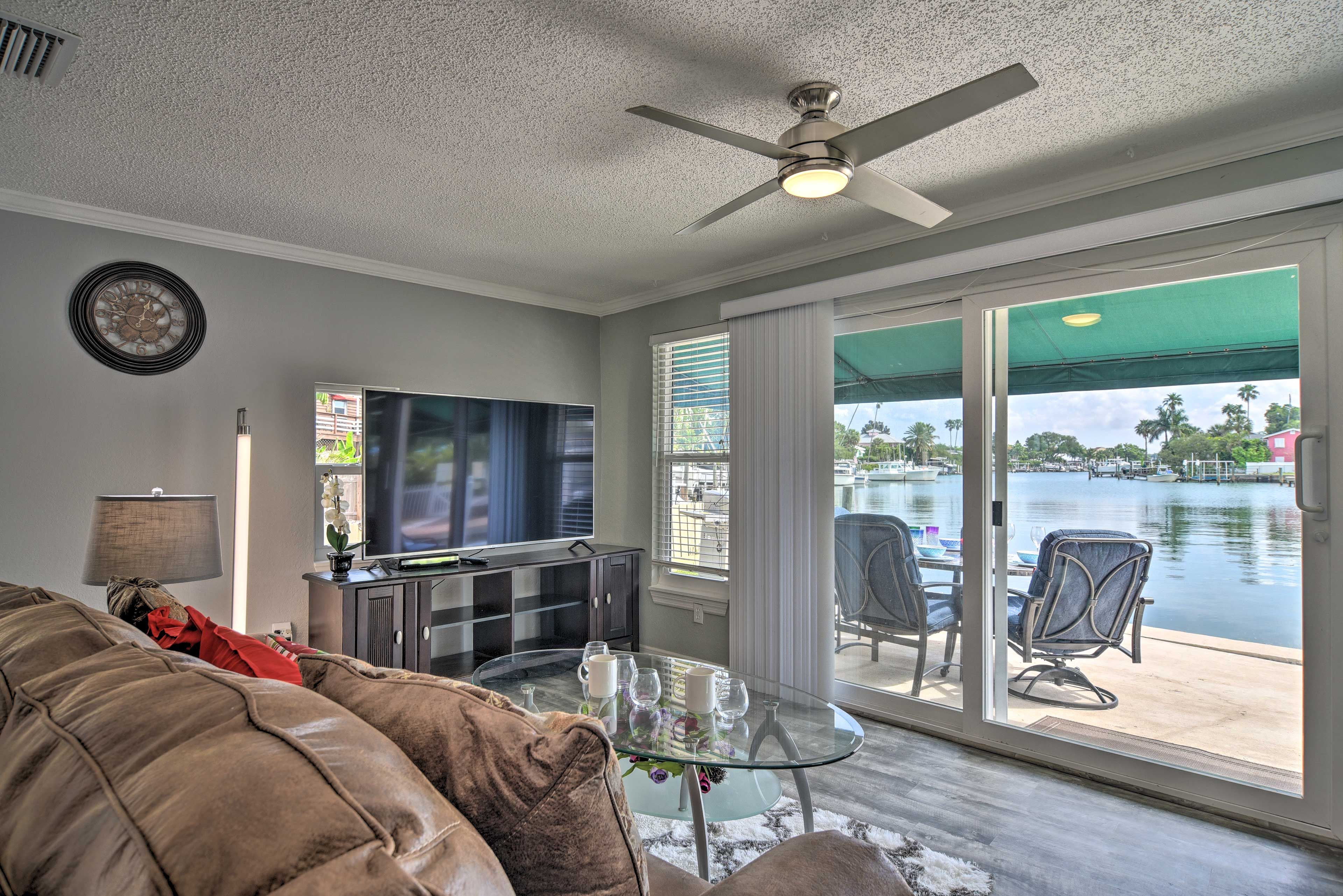 Living Room | Cable TV