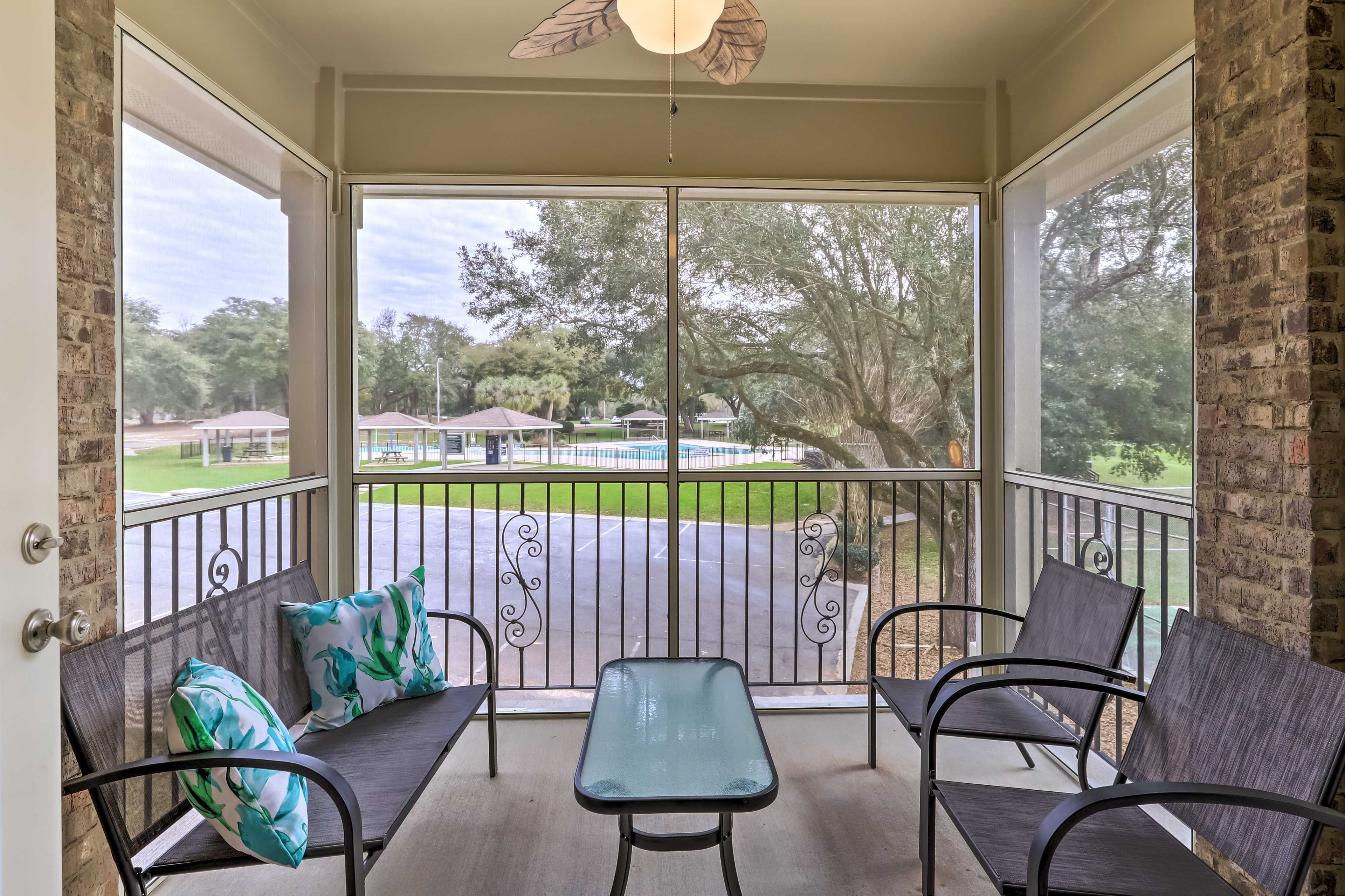 Screened Patio | Outdoor Seating