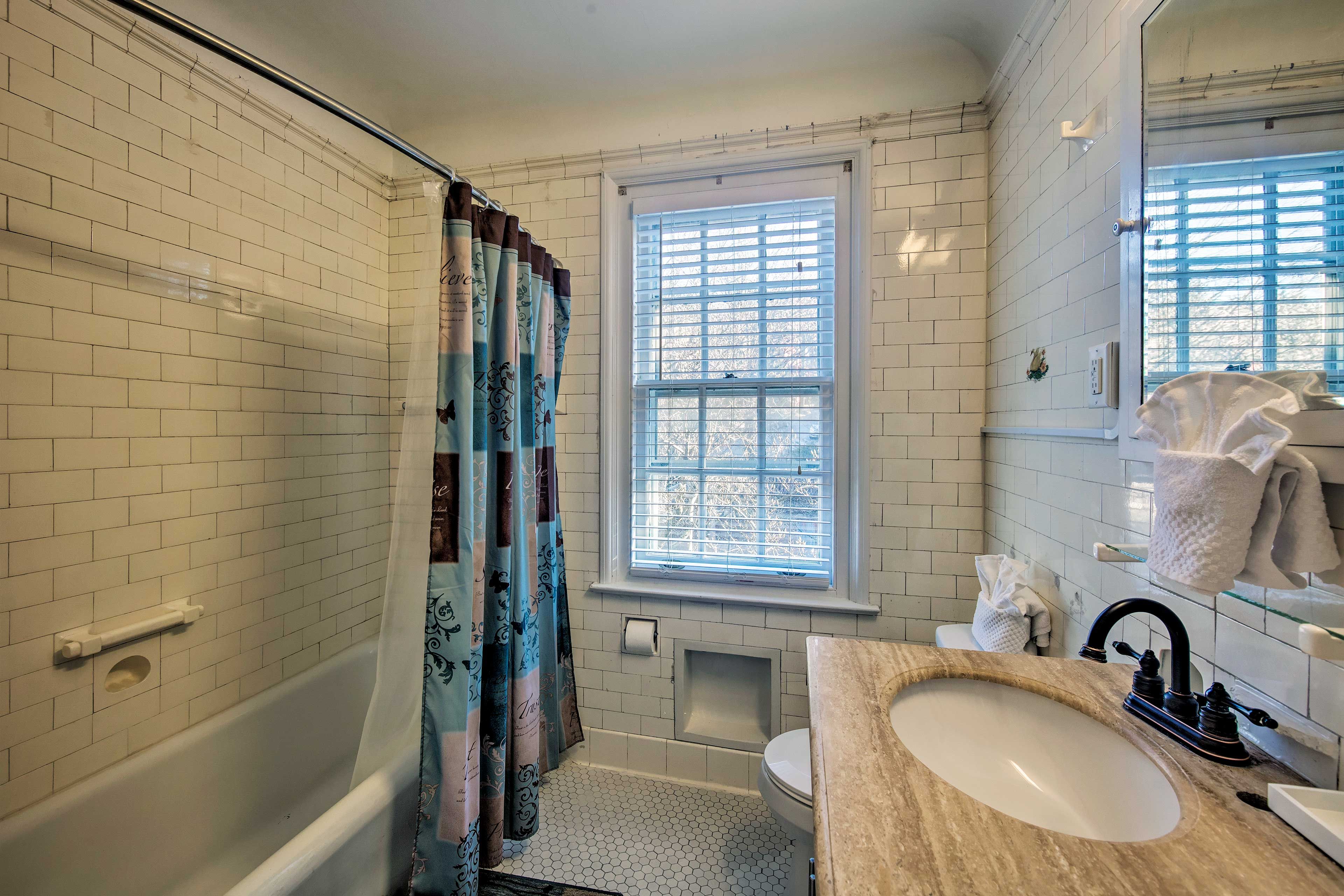 Full Bathroom | Towels Provided