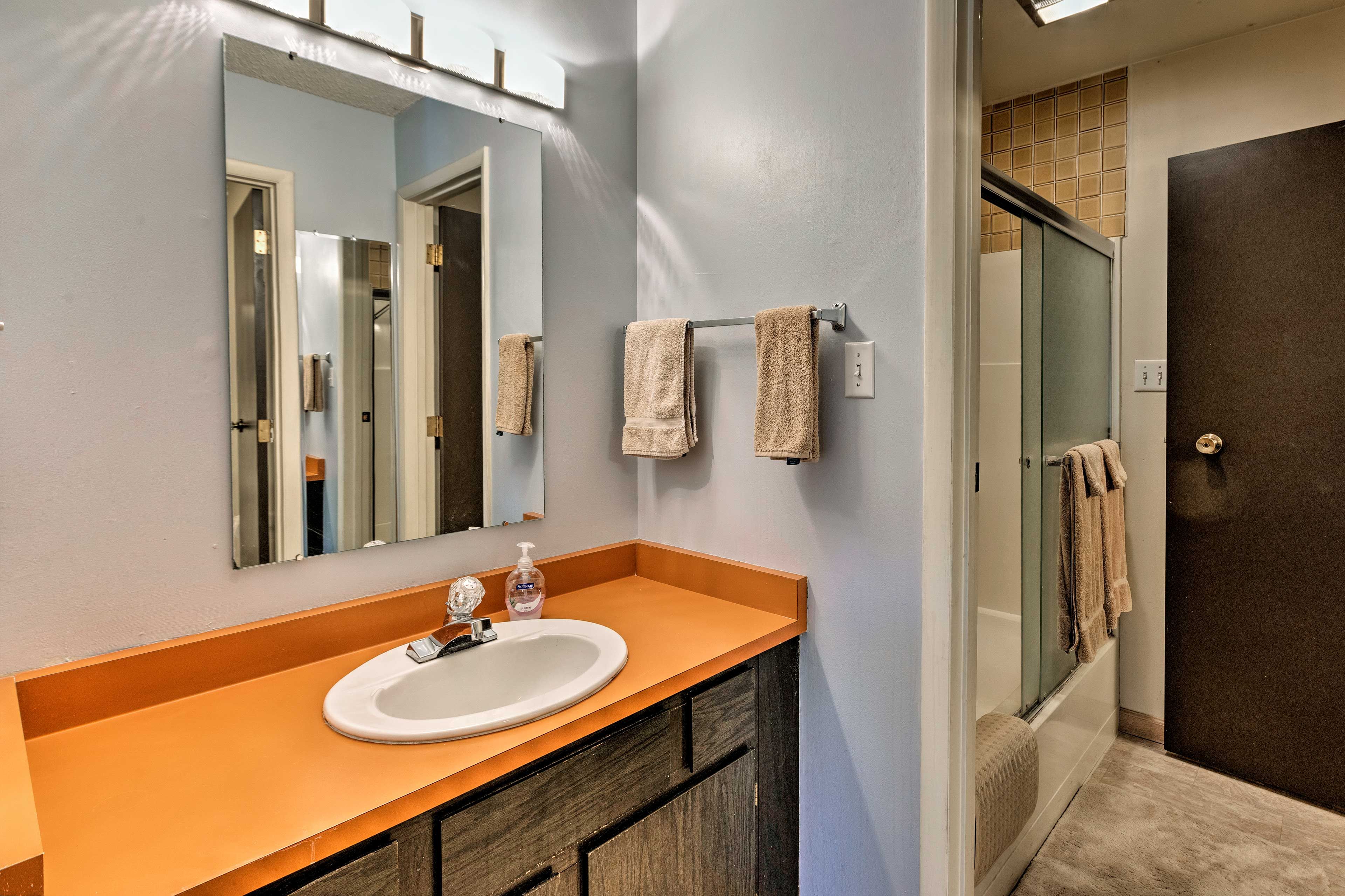 Enjoy linens and towels.