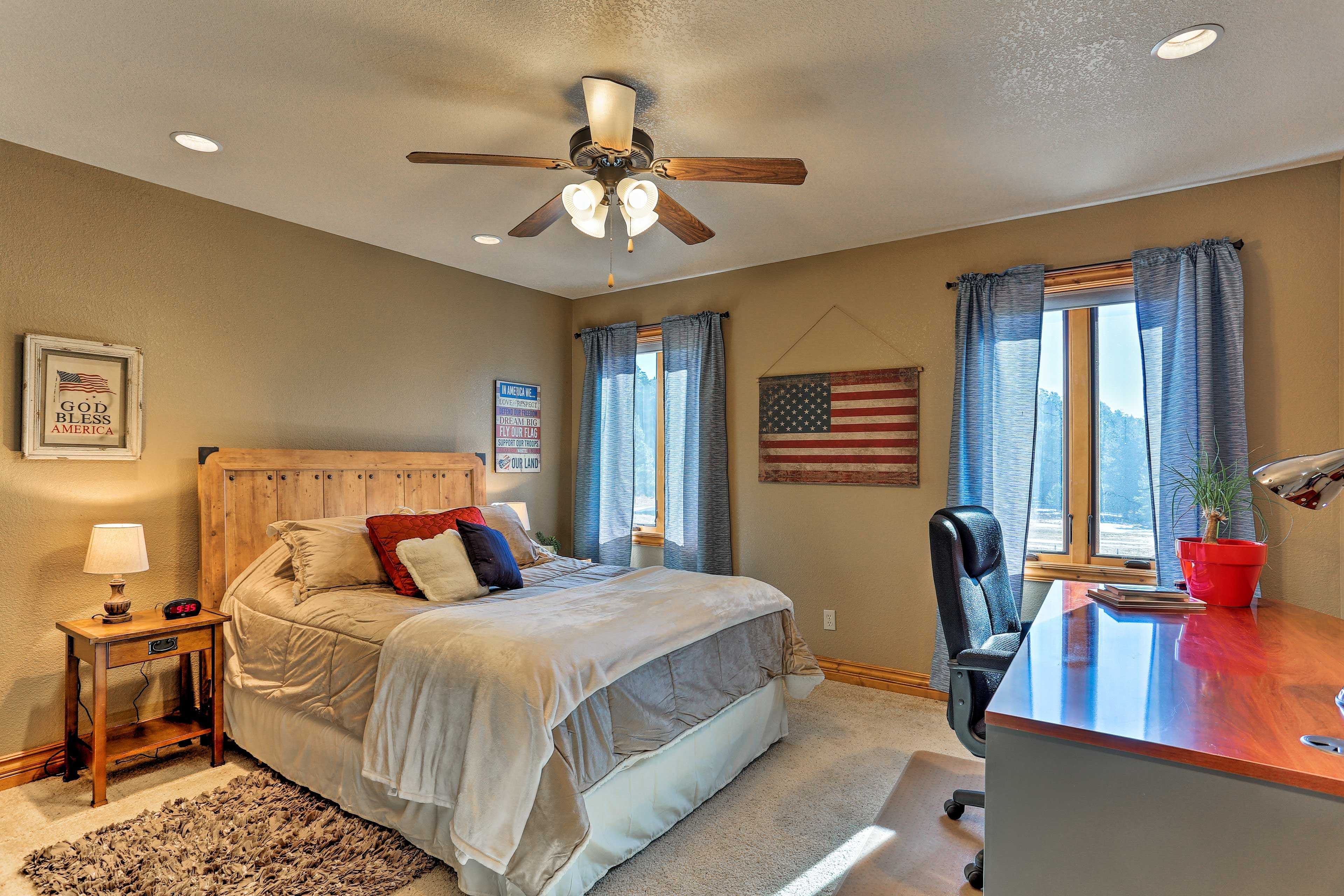 Bedroom 2 | Queen Bed | Desk | 1st Floor